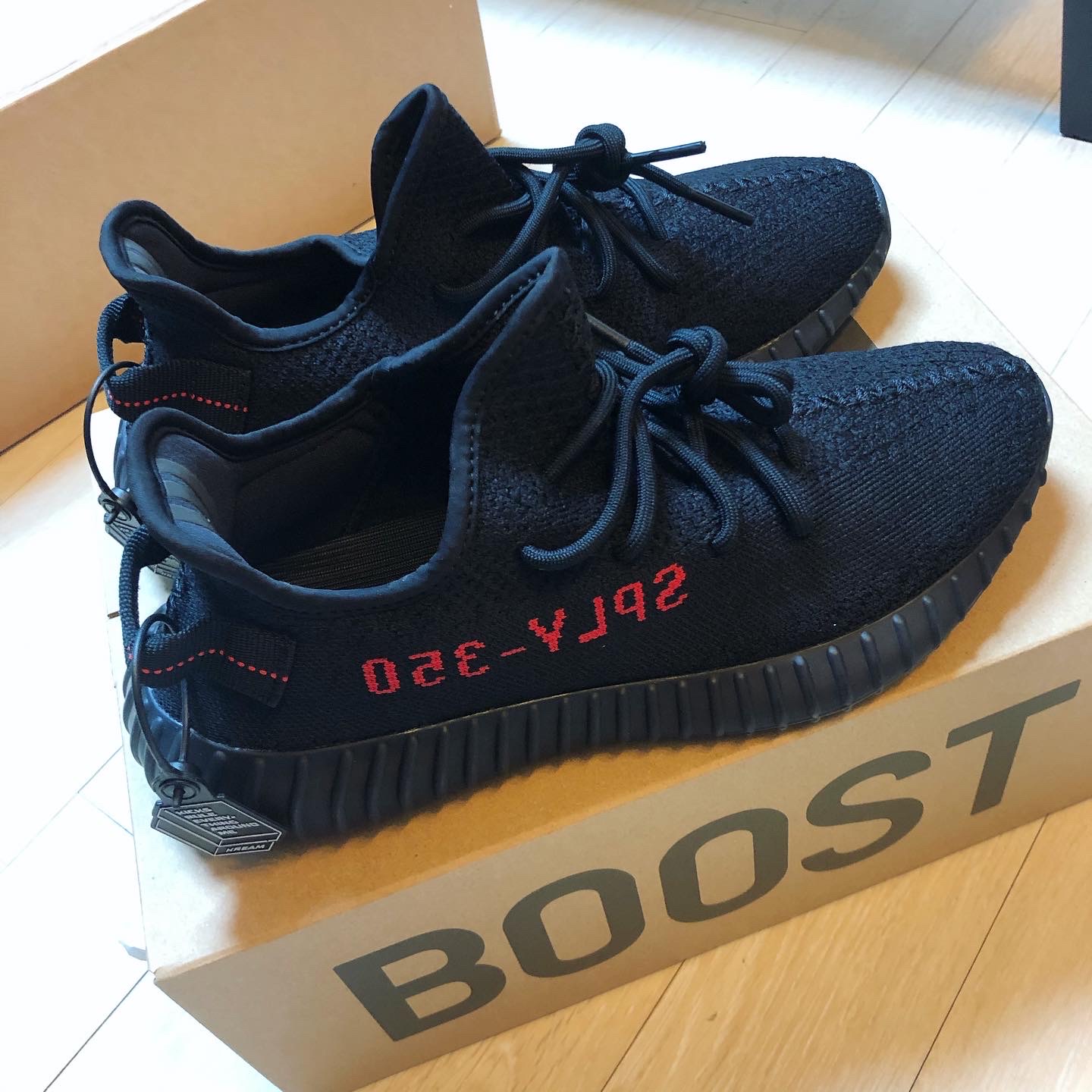 Adidas Yeezy Boost 350 V2 Black Red 2020 착용 스타일 - 2