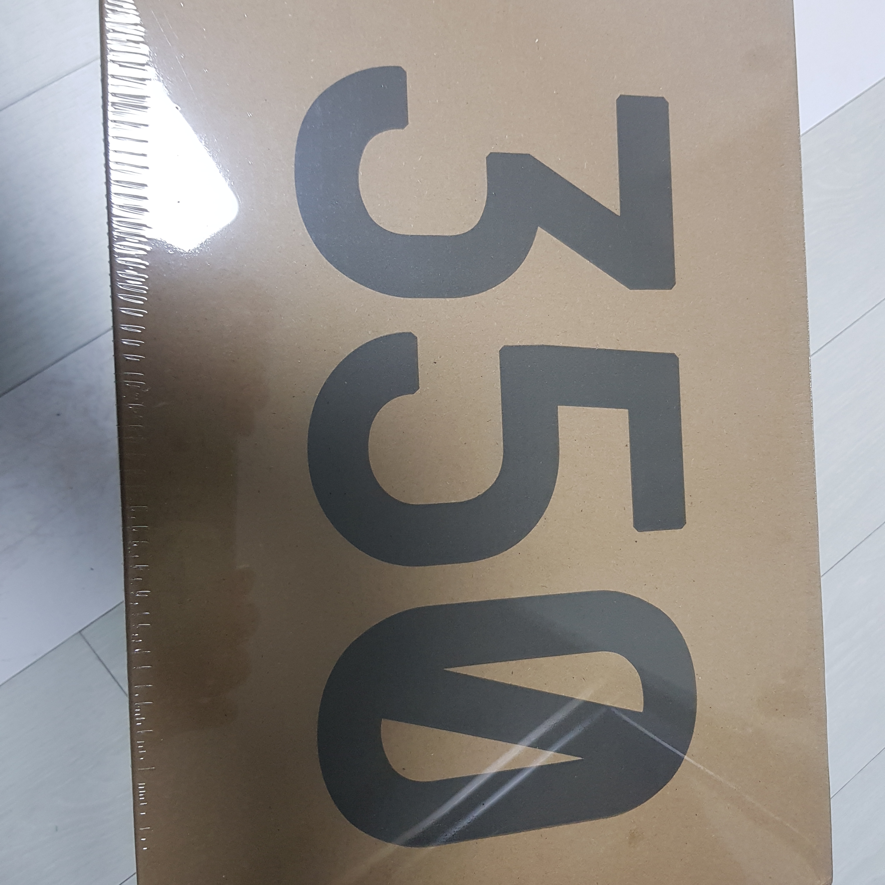 Adidas Yeezy Boost 350 V2 Black Red 2020 착용 스타일 - 2