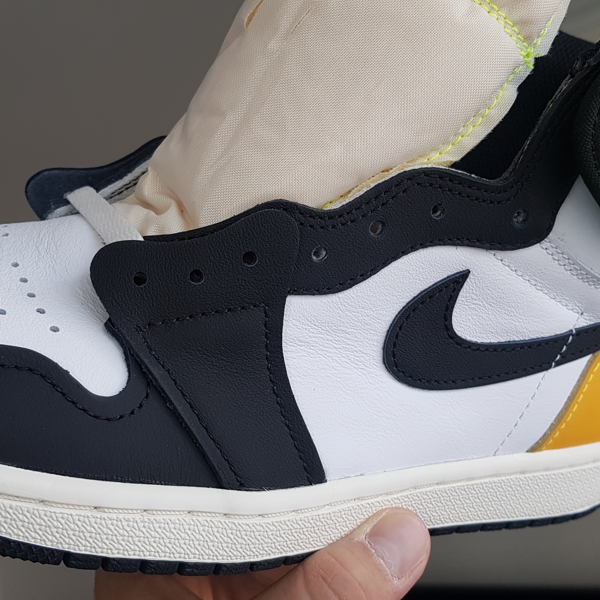 Jordan 1 Retro High OG Volt Gold 착용 스타일 - 3