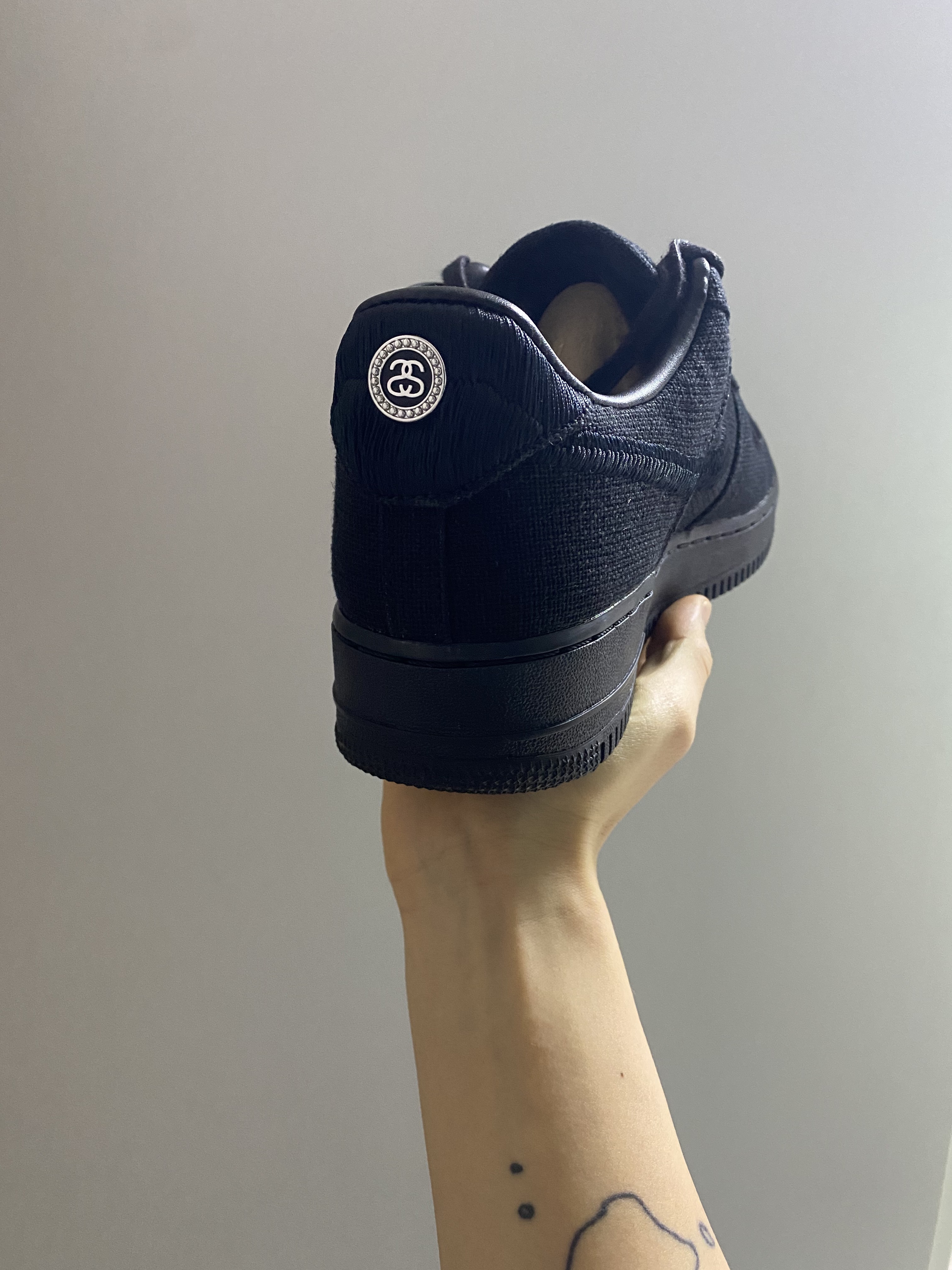 Nike x Stussy Air Force 1 Low Triple Black 착용 스타일 - 2
