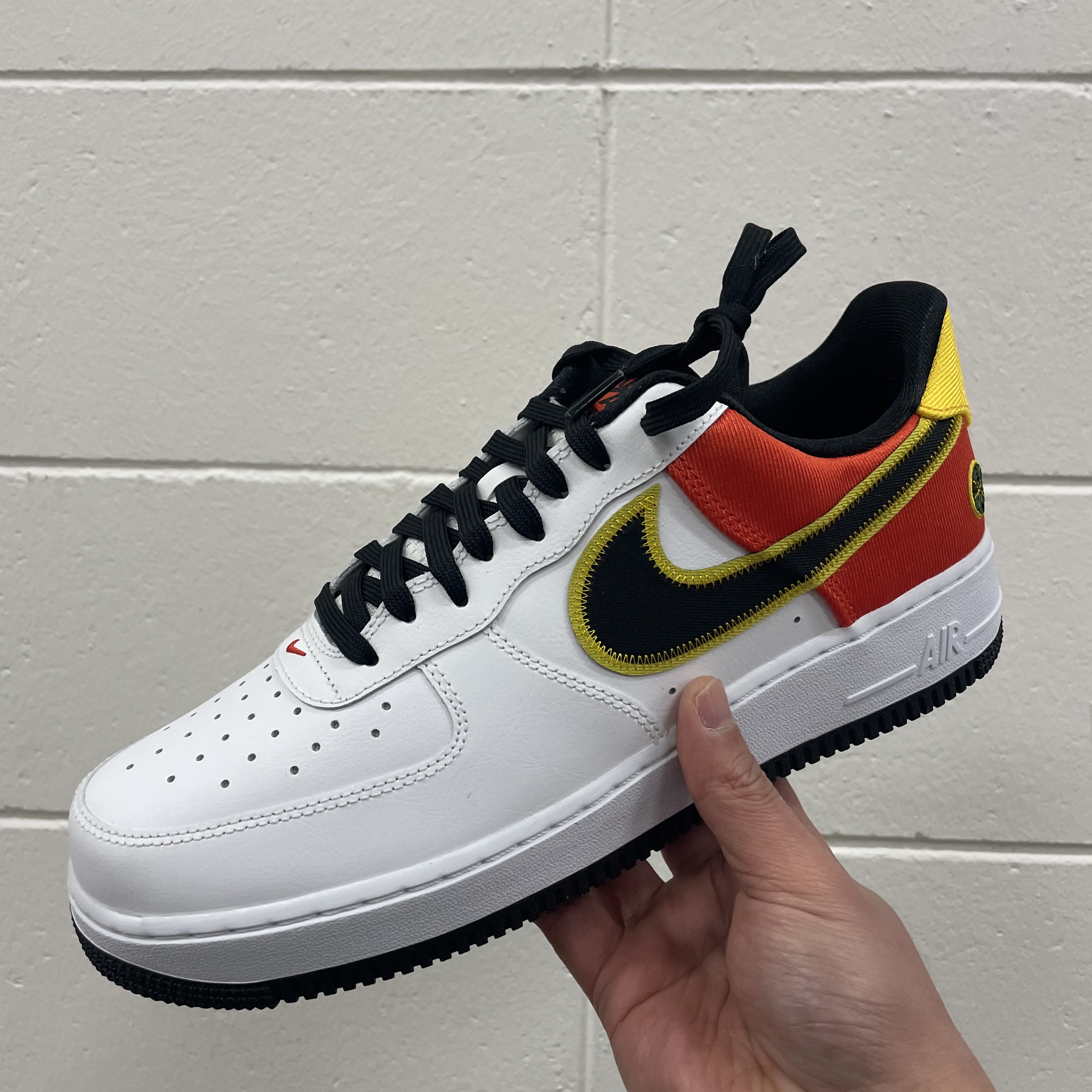 Nike Air Force 1 '07 LV8 Rayguns 착용 스타일