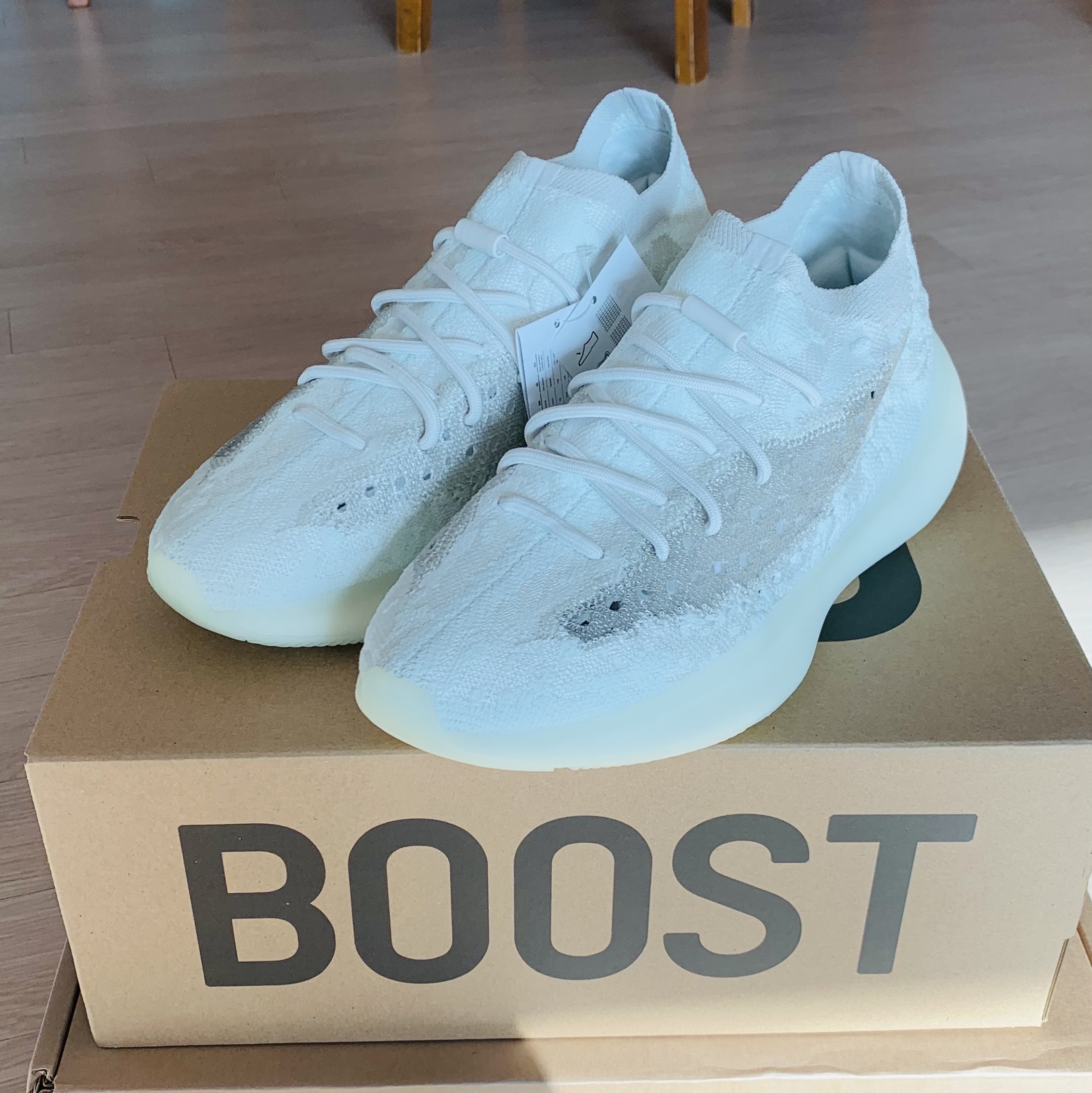 Adidas Yeezy Boost 380 Calcite Glow 착용 스타일