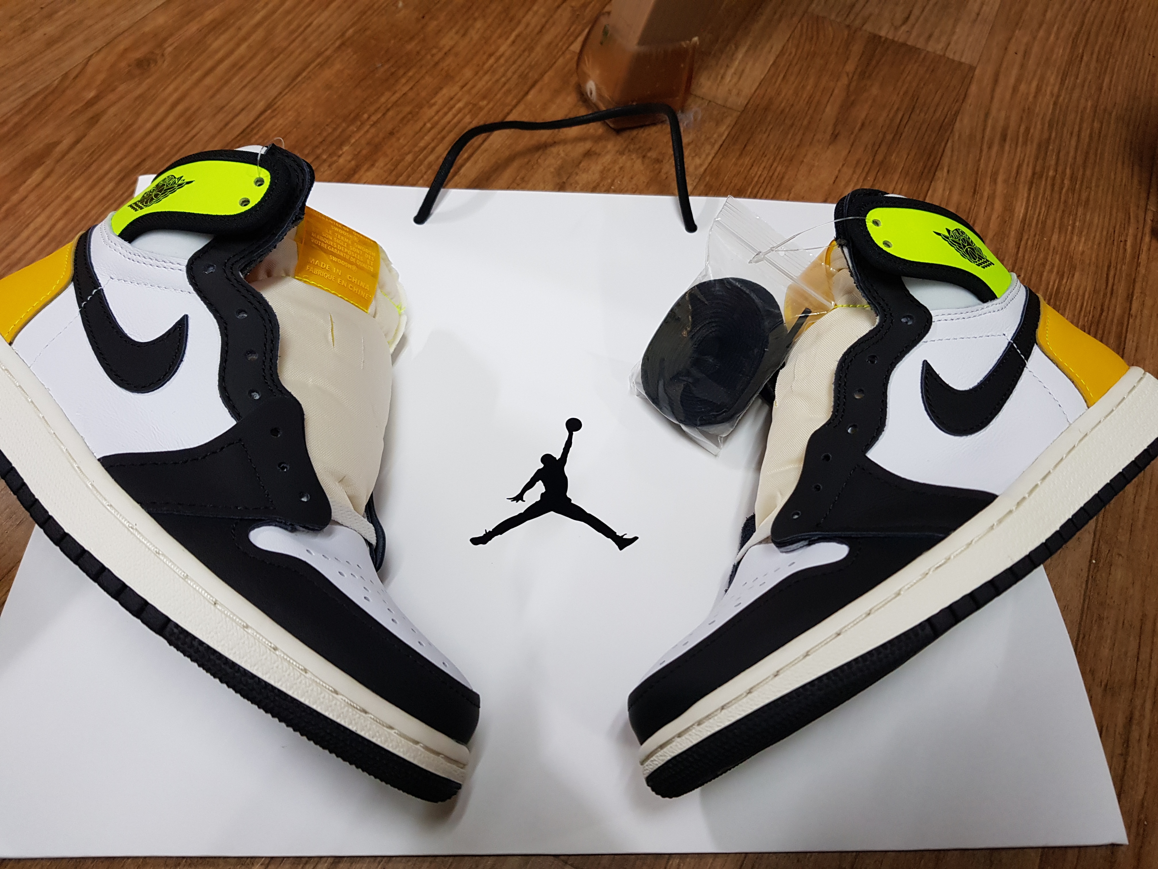 Jordan 1 Retro High OG Volt Gold 착용 스타일 - 1