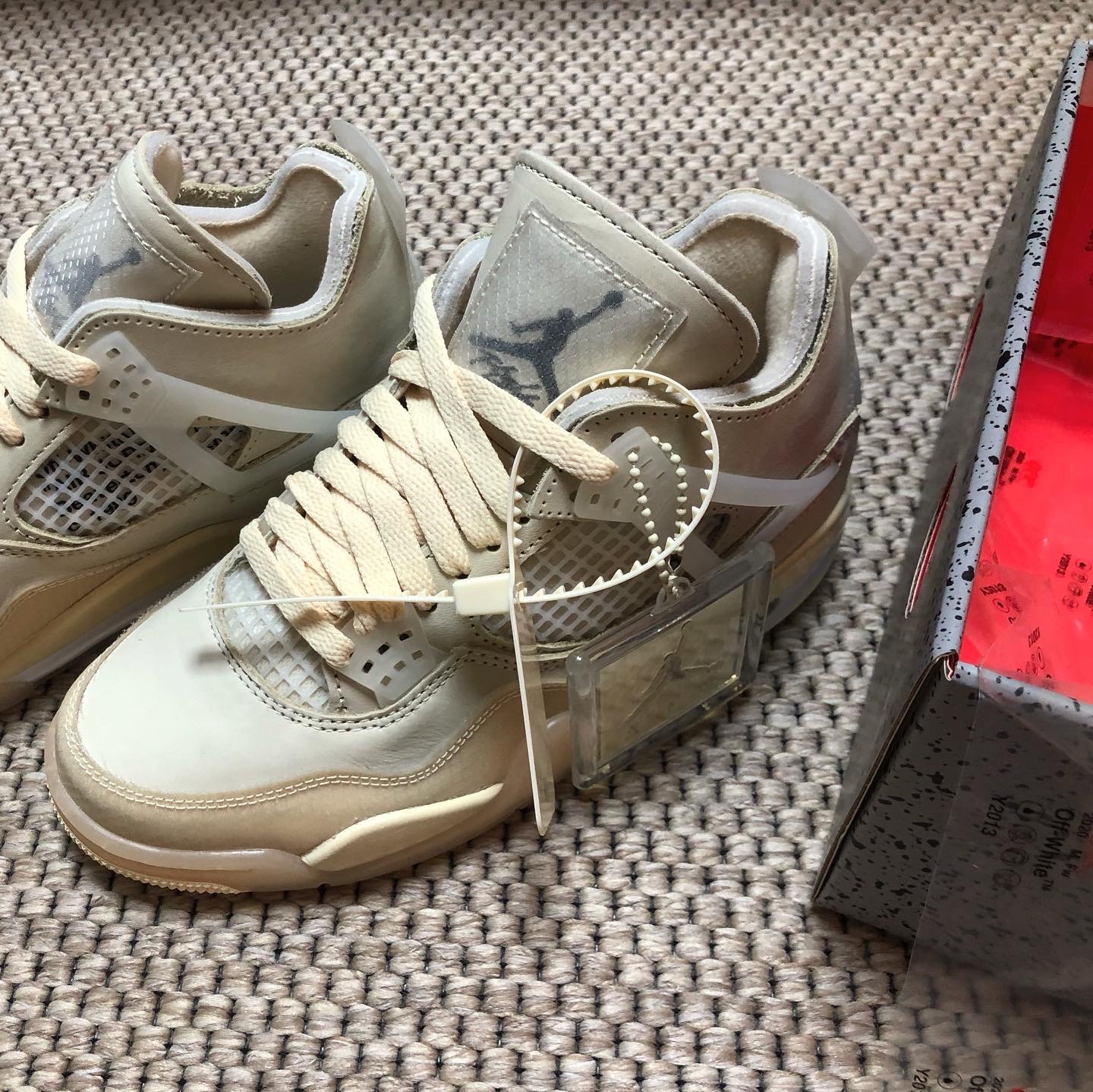 (W) Jordan 4 x Off-White Retro SP Sail 착용 스타일