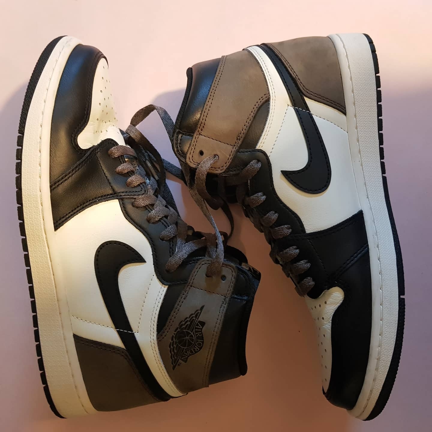 Jordan 1 Retro High OG Black Mocha 착용 스타일 - 2