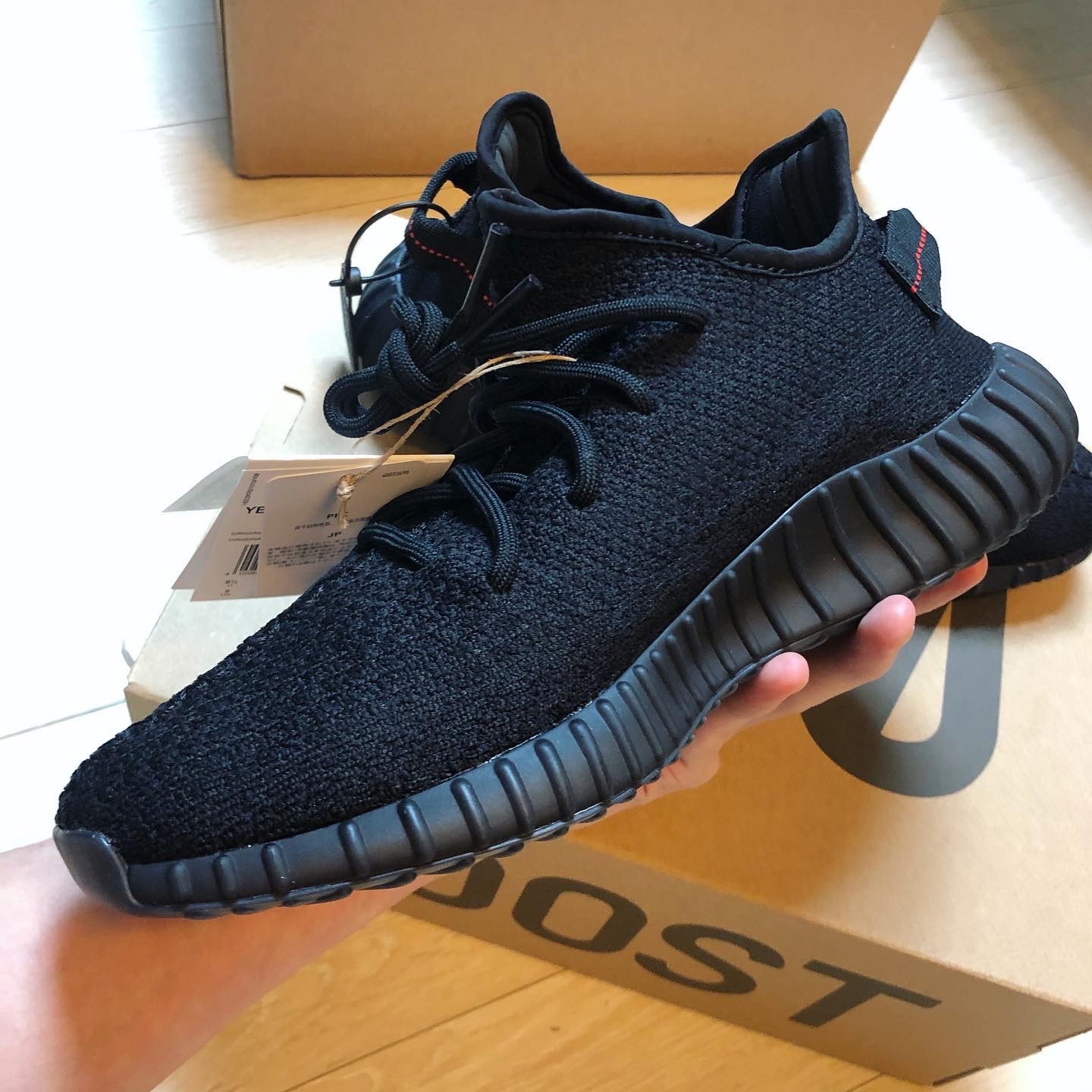 Adidas Yeezy Boost 350 V2 Black Red 2020 착용 스타일 - 3