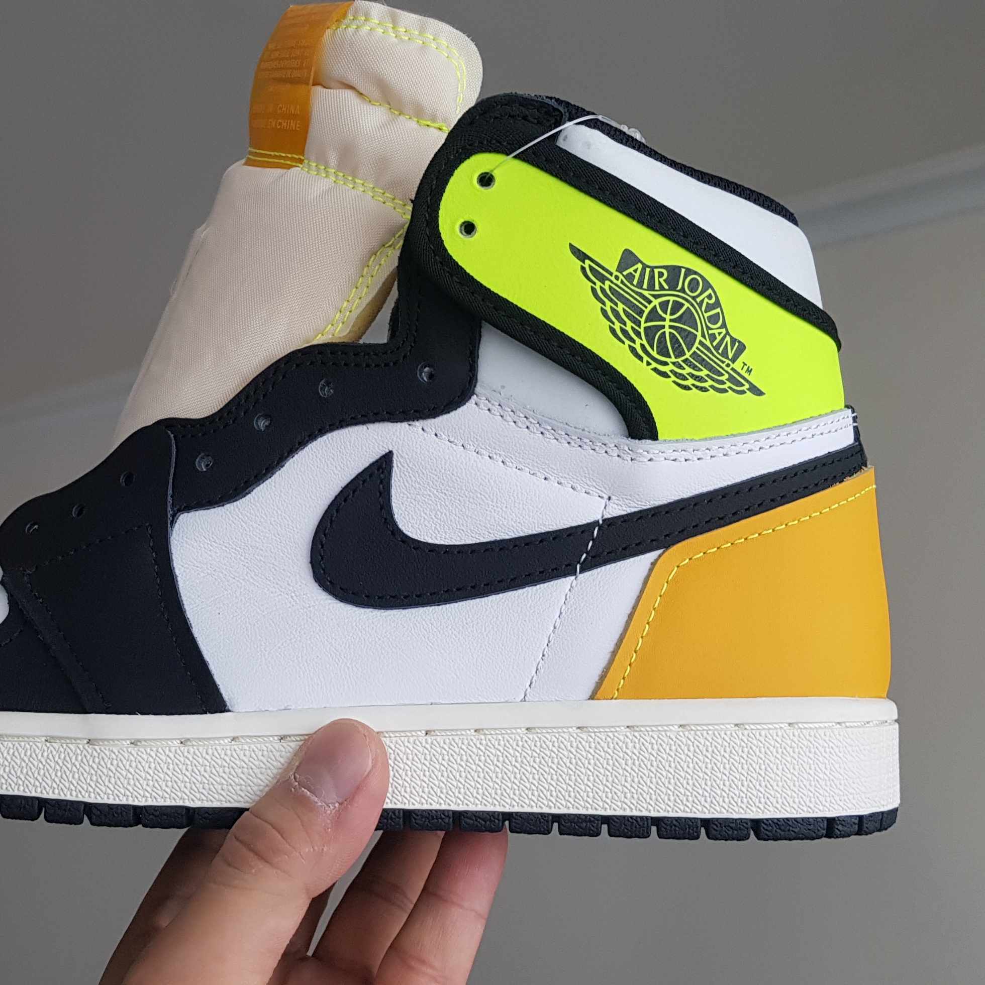 Jordan 1 Retro High OG Volt Gold 착용 스타일 - 1