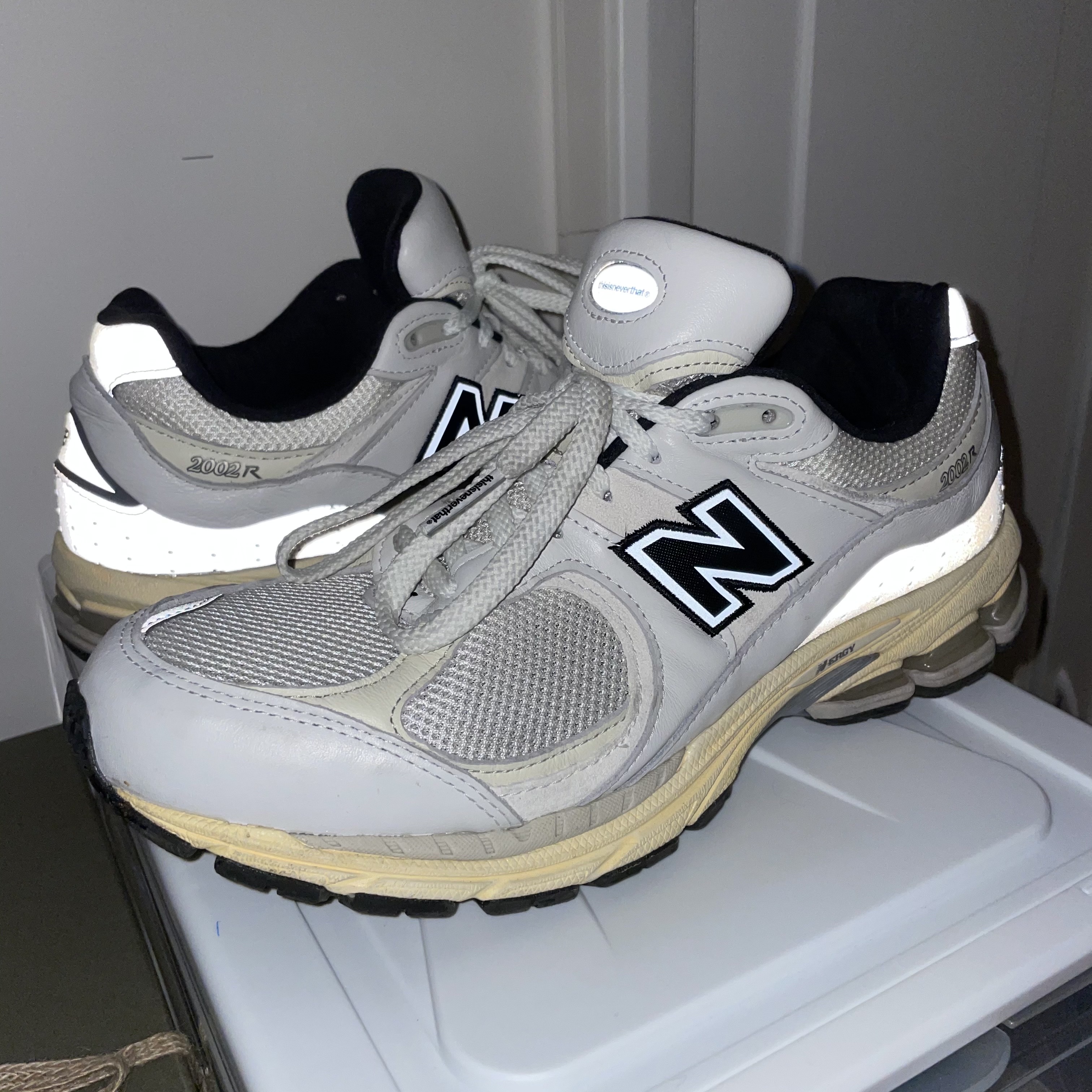 New Balance x Thisisneverthat 2002R White 착용 스타일 - 1