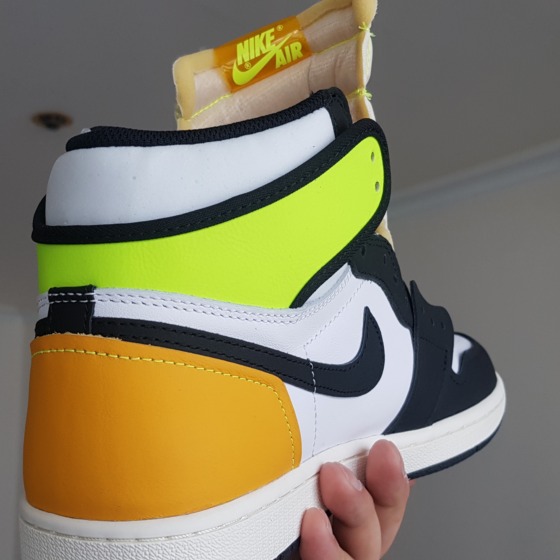 Jordan 1 Retro High OG Volt Gold 착용 스타일 - 2