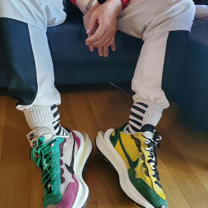 Nike x Sacai VaporWaffle Tour Yellow & Gorge Green Sail, Nike x Sacai VaporWaffle String & Black Villain Red 착용 스타일 - 1