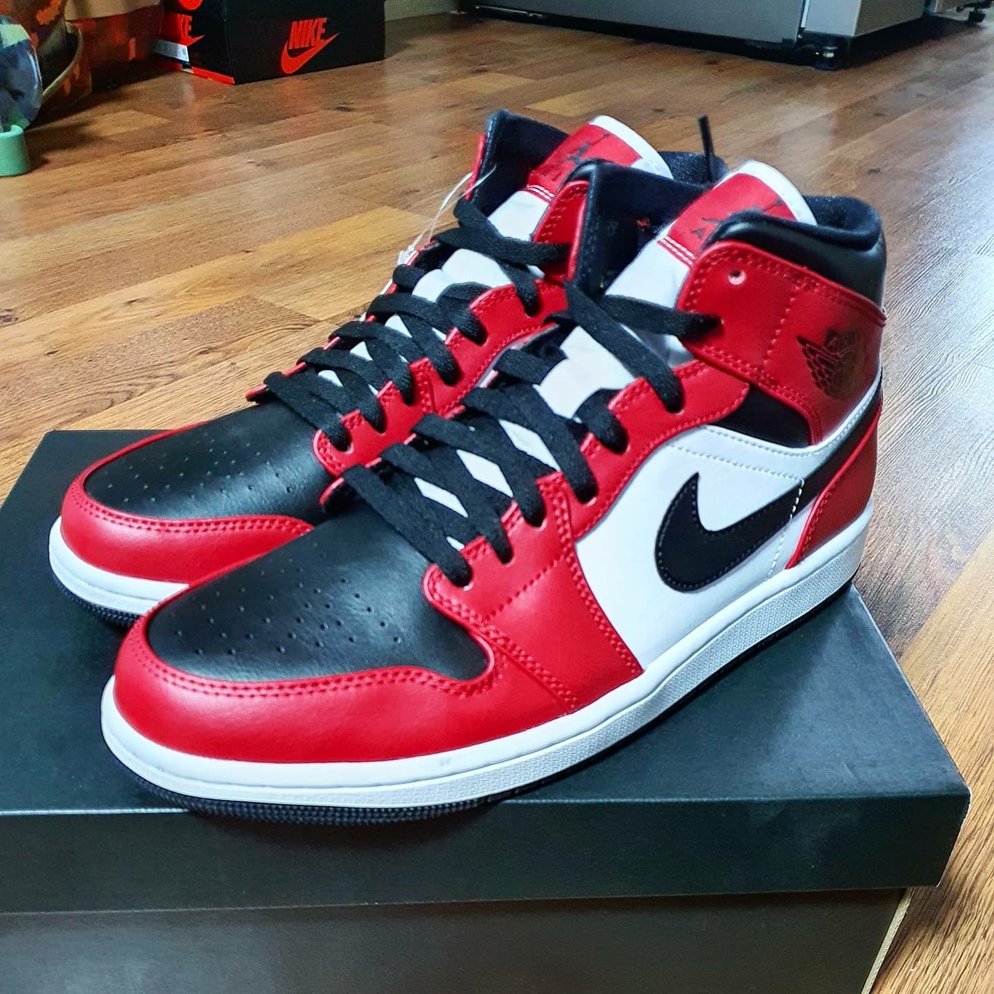 Jordan 1 Mid Chicago Black Toe 착용 스타일