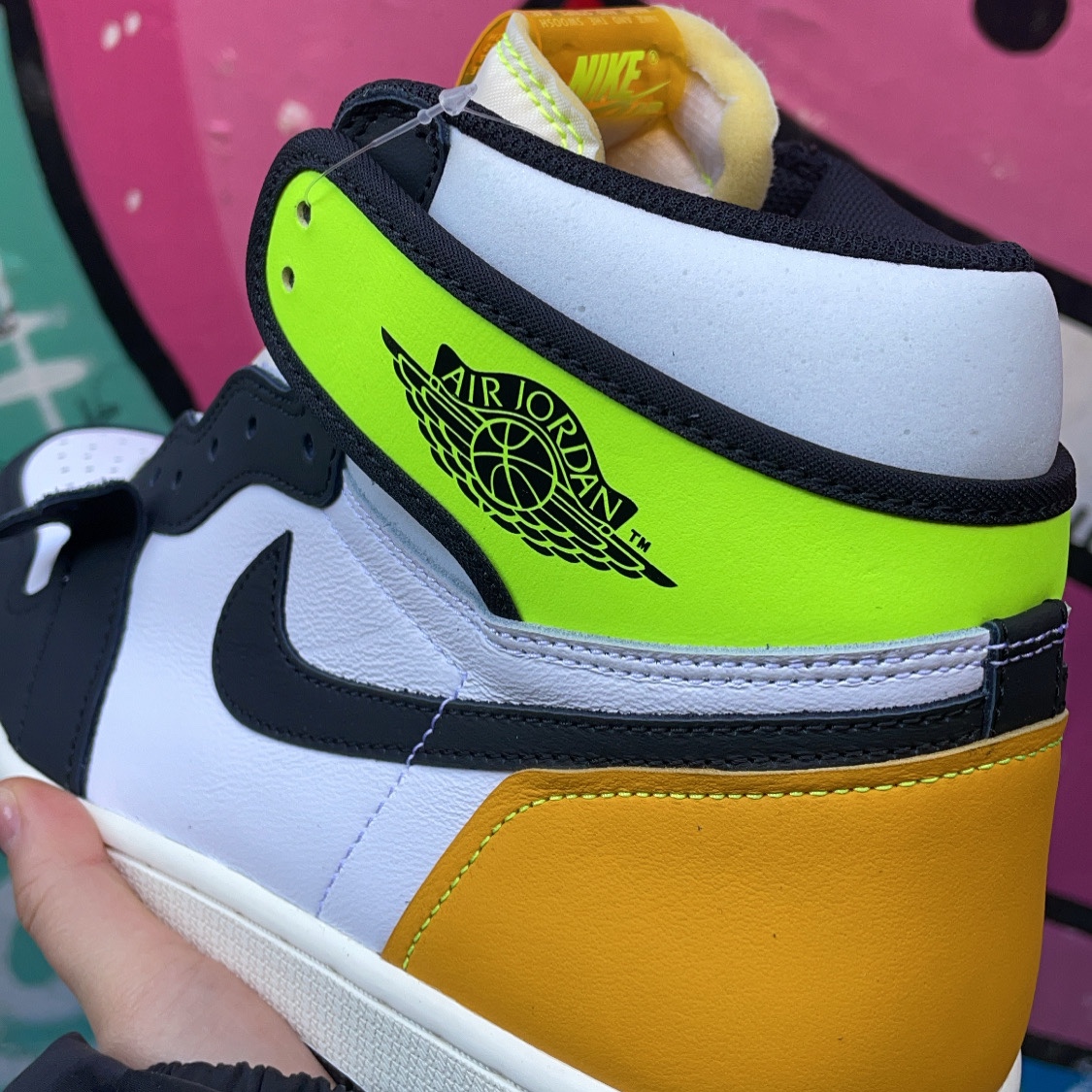 Jordan 1 Retro High OG Volt Gold 착용 스타일 - 2