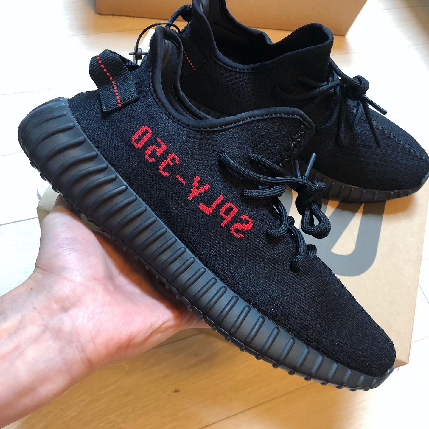 Adidas Yeezy Boost 350 V2 Black Red 2020 착용 스타일 - 4