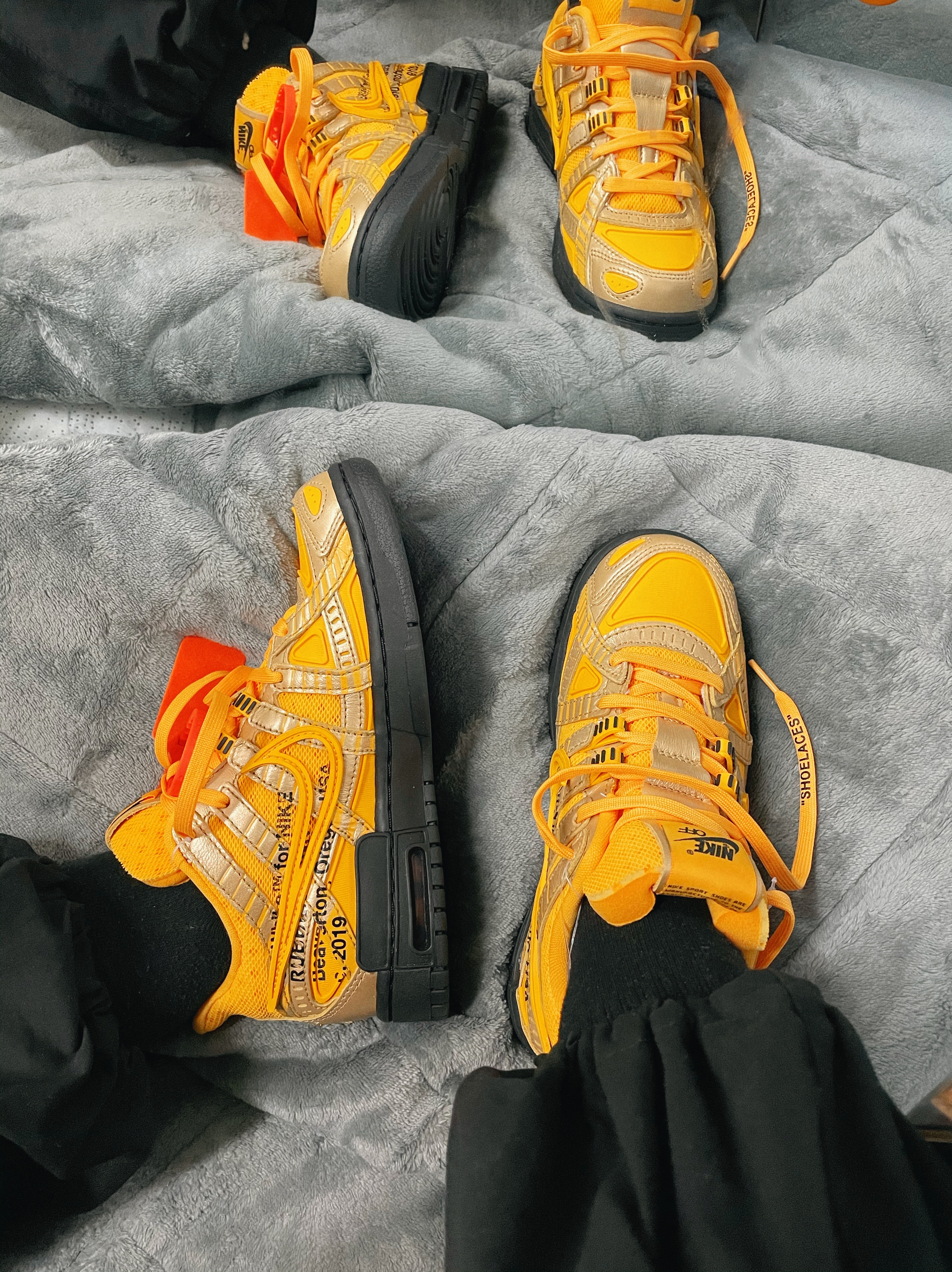 Nike x Off-White Air Rubber Dunk University Gold 착용 스타일 - 2