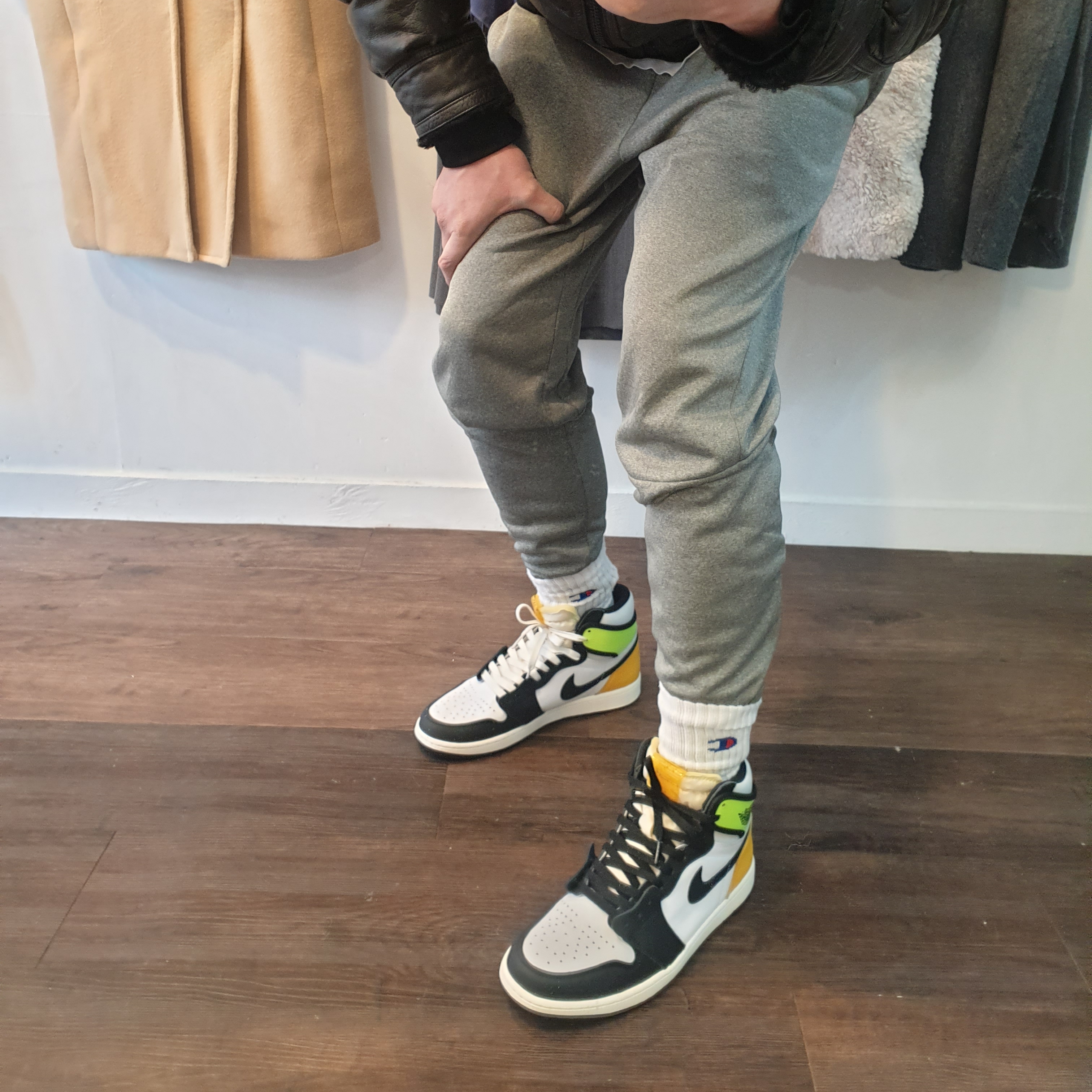Jordan 1 Retro High OG Volt Gold 착용 스타일 - 1