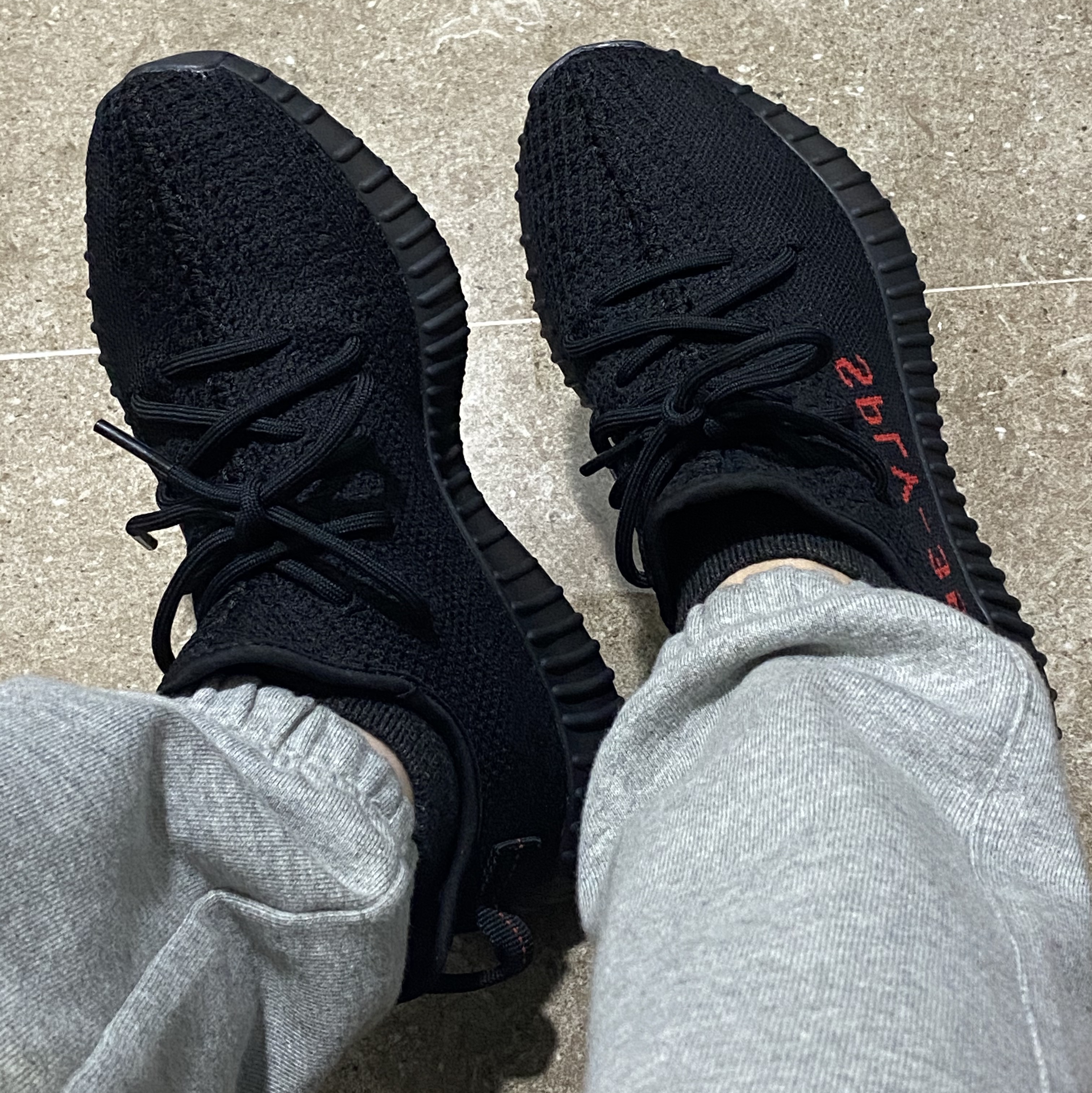 Adidas Yeezy Boost 350 V2 Black Red 2020 착용 스타일 - 3