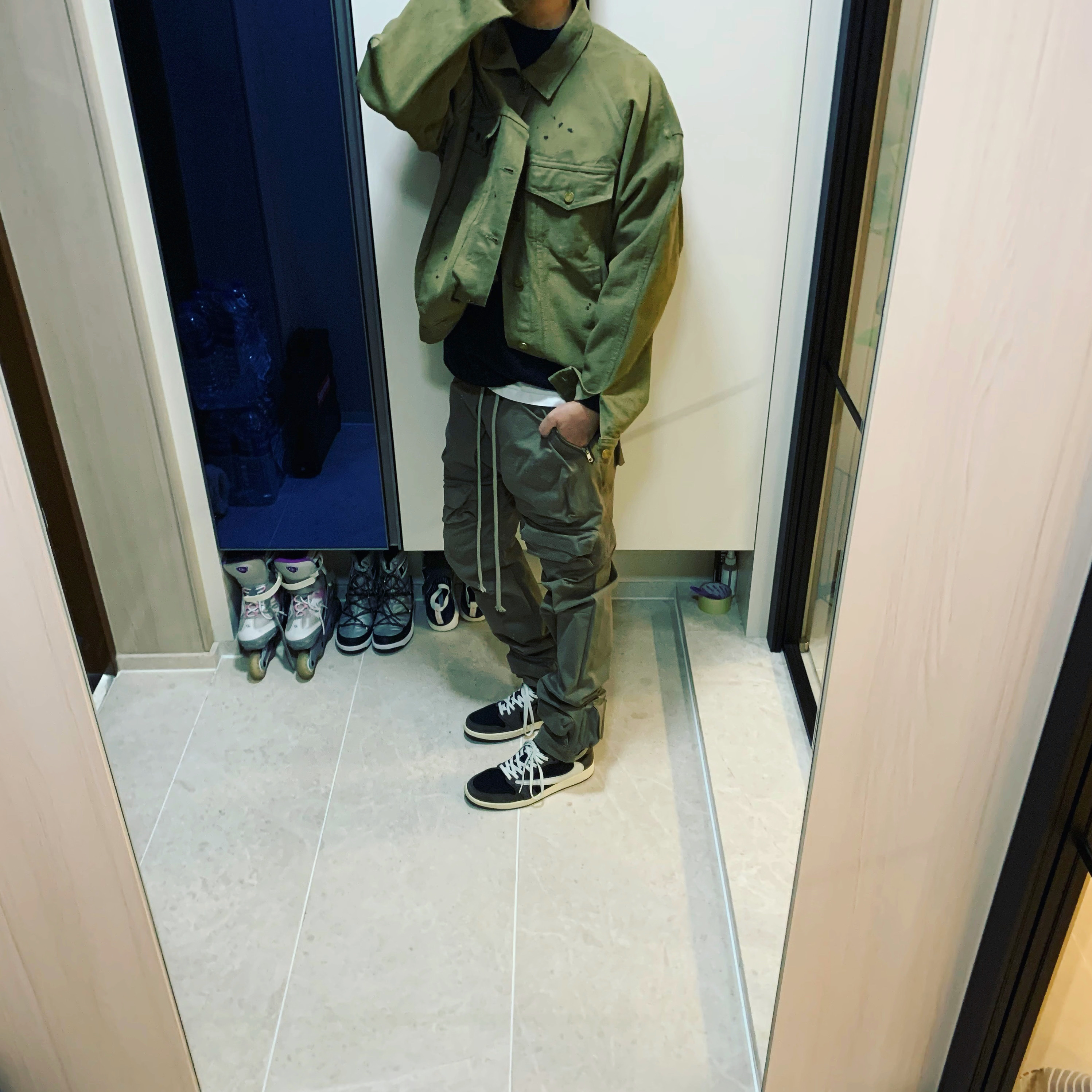 Jordan 1 x Travis Scott Retro Low OG SP Mocha 착용 스타일 - 1