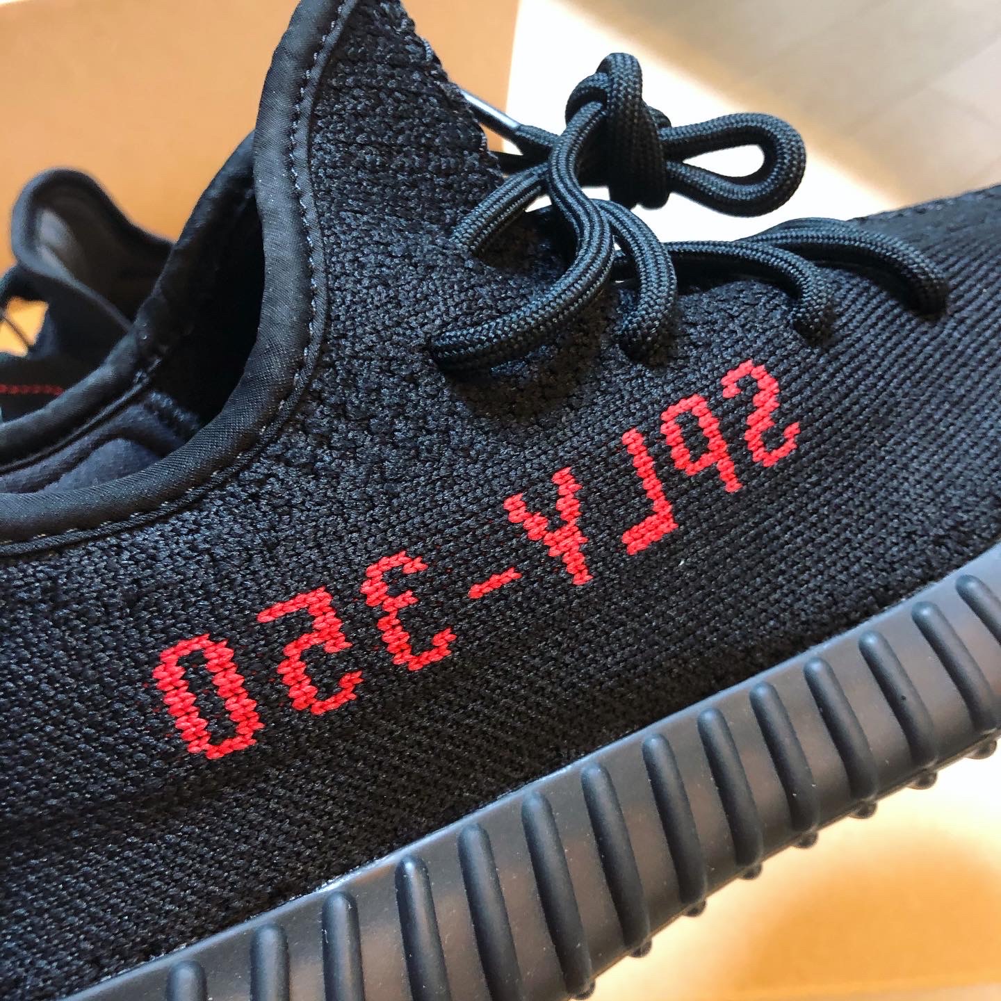 Adidas Yeezy Boost 350 V2 Black Red 2020 착용 스타일 - 5