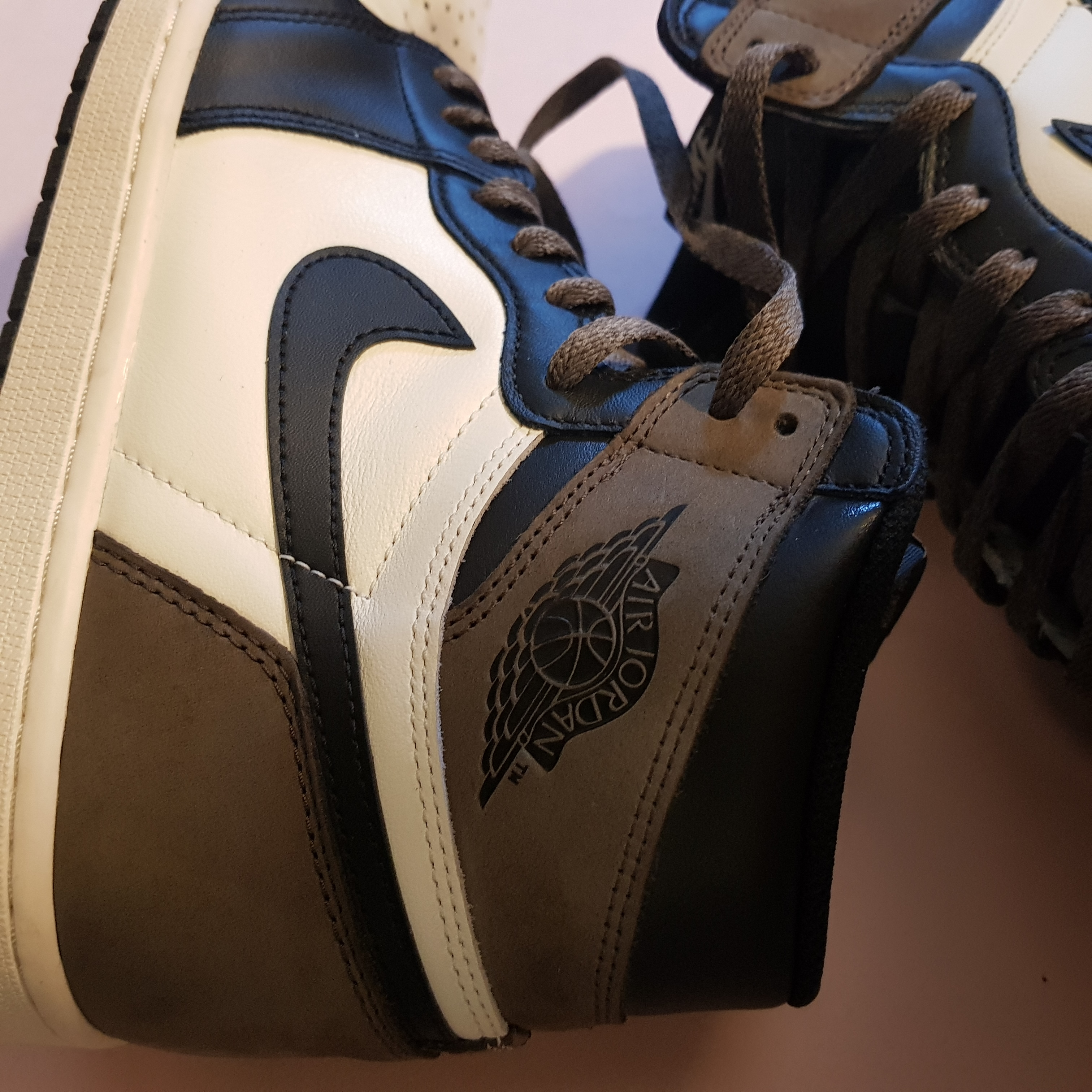Jordan 1 Retro High OG Black Mocha 착용 스타일 - 3