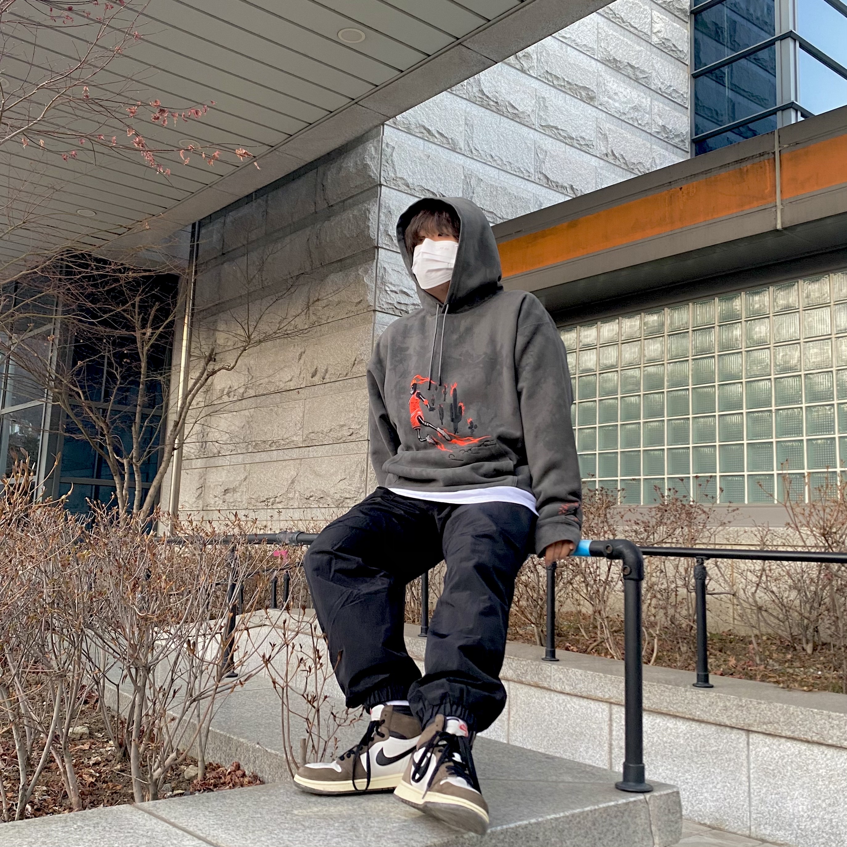 Jordan 1 x Travis Scott Retro High OG SP Mocha, Jordan x Travis Scott Washed Suede Hoodie Grey 착용 스타일