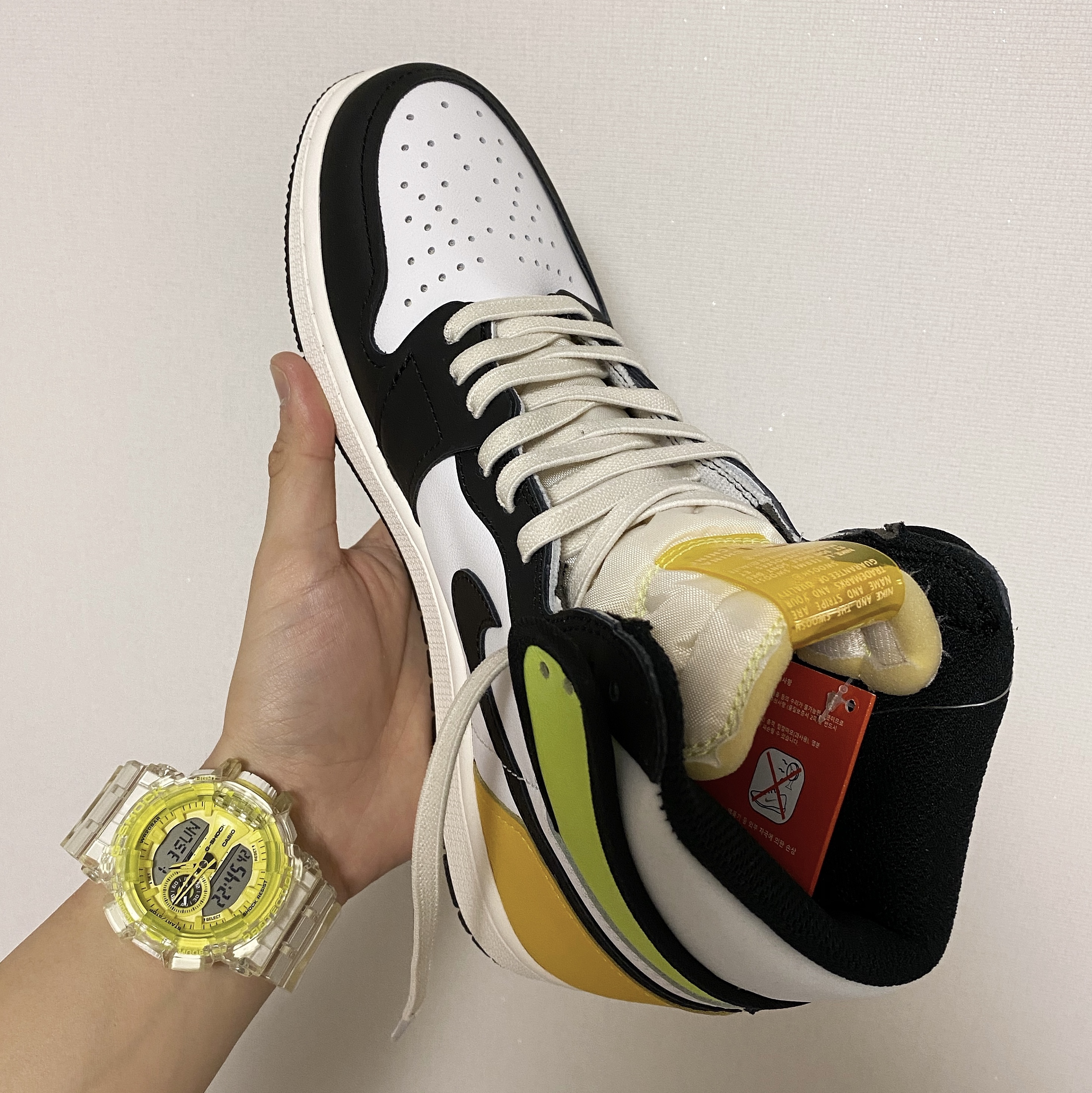 Jordan 1 Retro High OG Volt Gold 착용 스타일