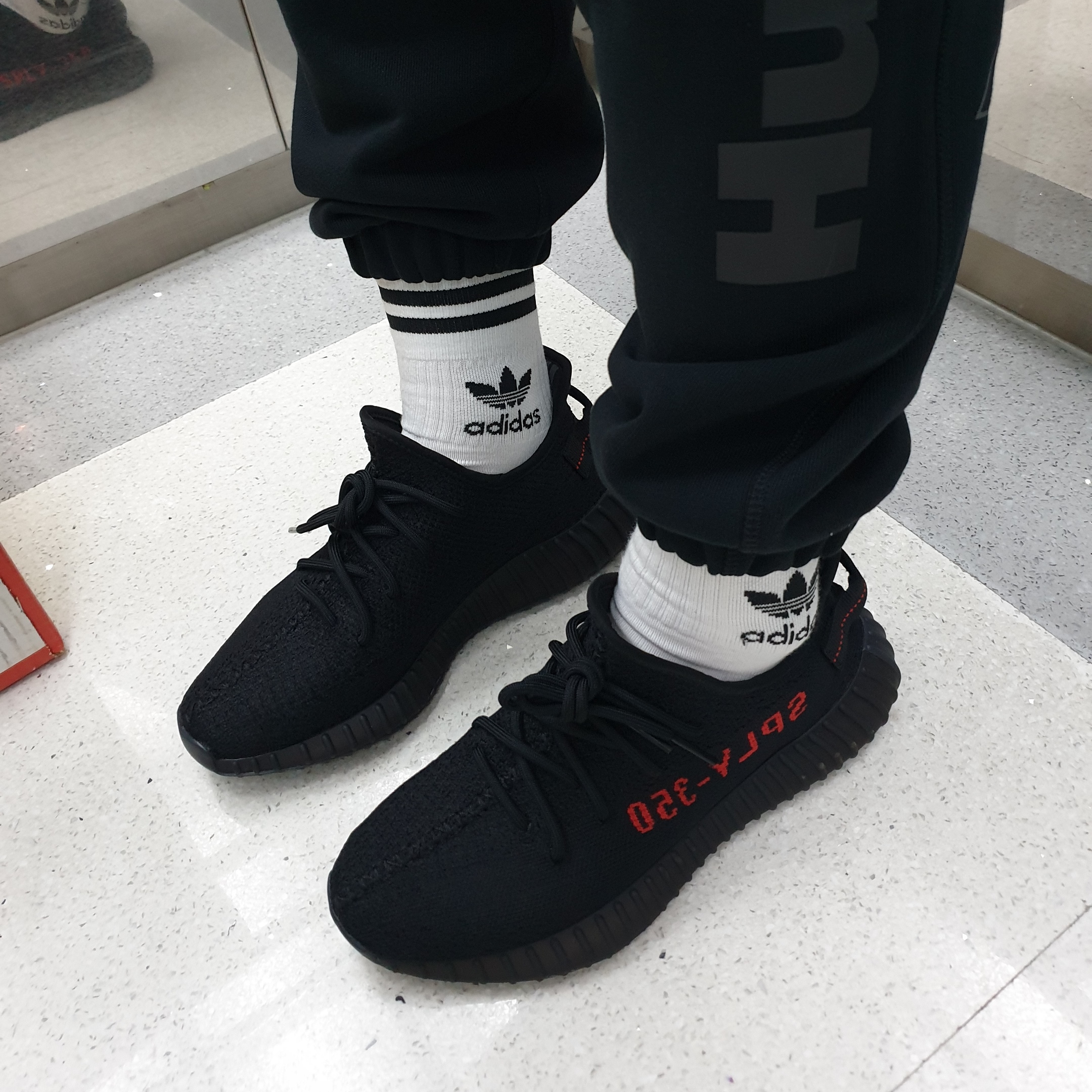 Adidas Yeezy Boost 350 V2 Black Red 2020 착용 스타일