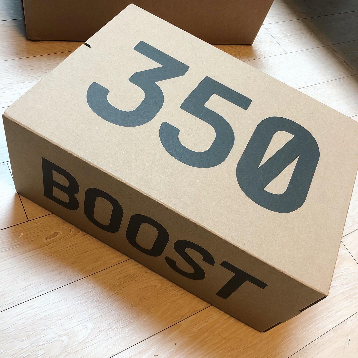 Adidas Yeezy Boost 350 V2 Black Red 2020 착용 스타일 - 1