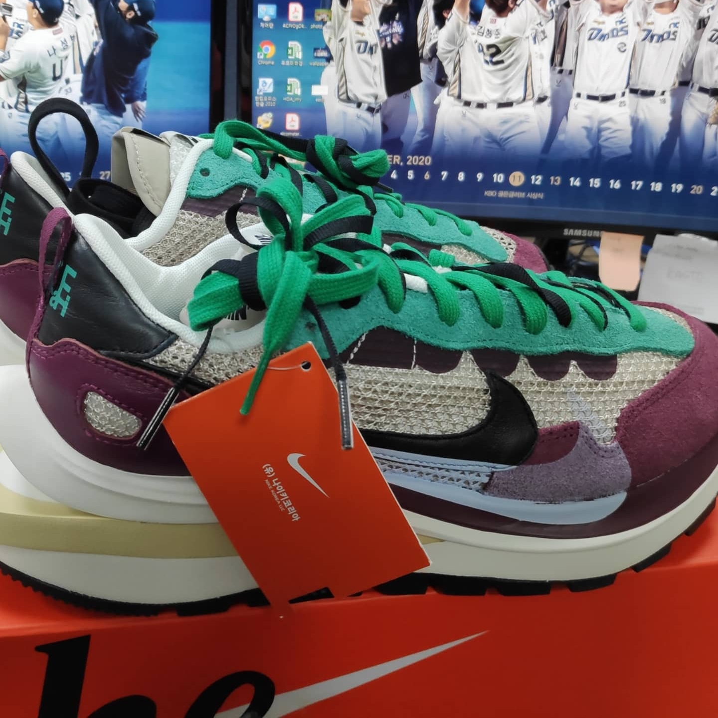 Nike x Sacai VaporWaffle String & Black Villain Red 착용 스타일