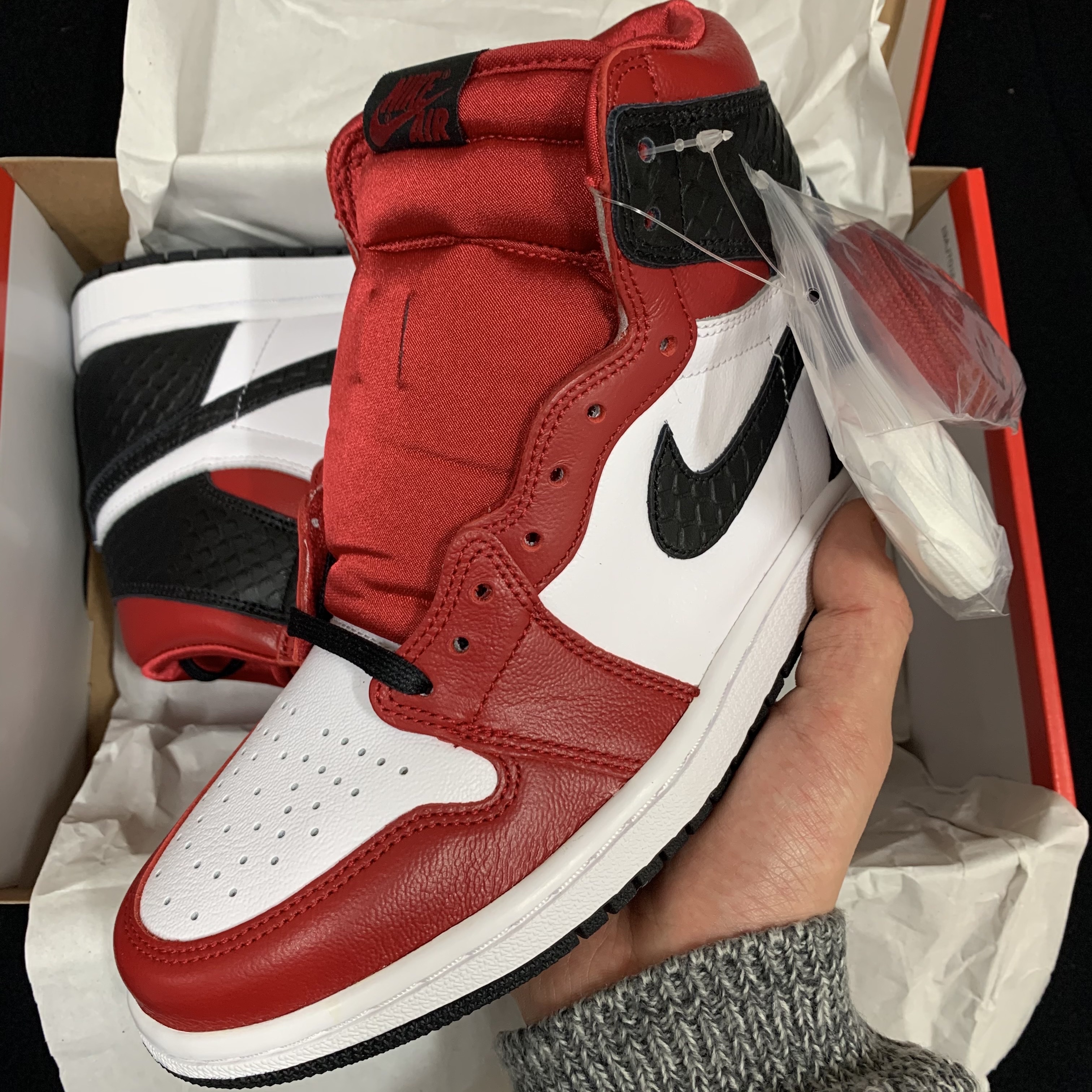 (W) Jordan 1 Retro High Satin Red 착용 스타일