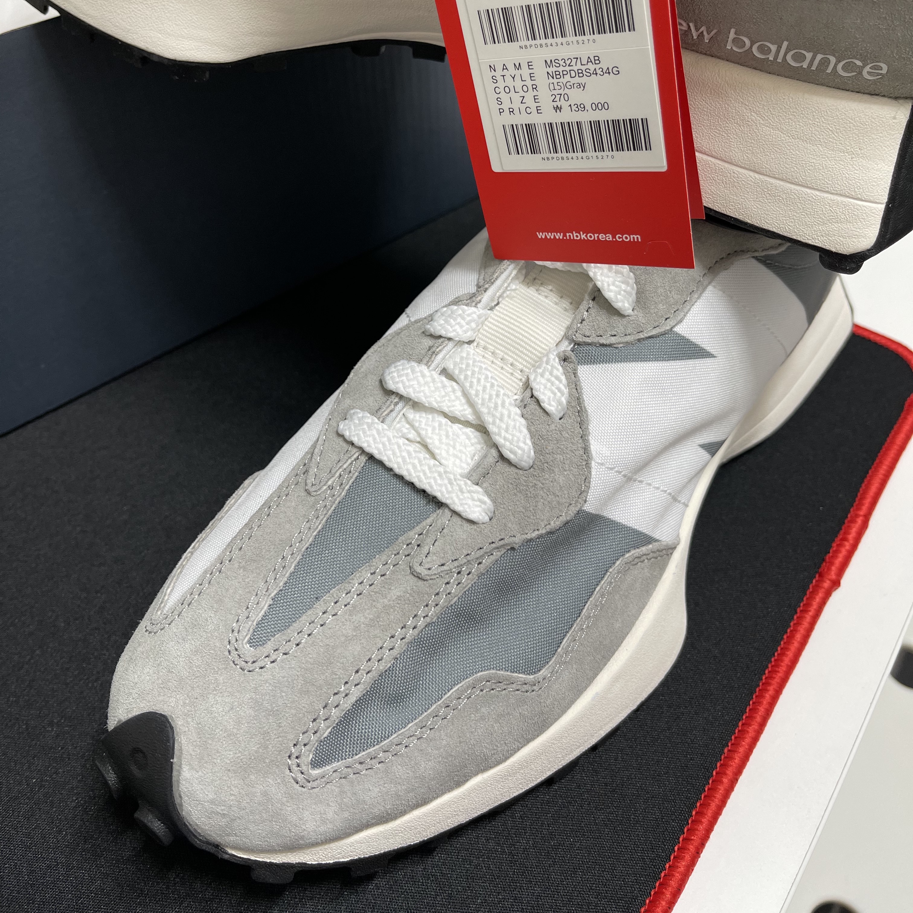 New Balance 327 Grey 착용 스타일 - 2