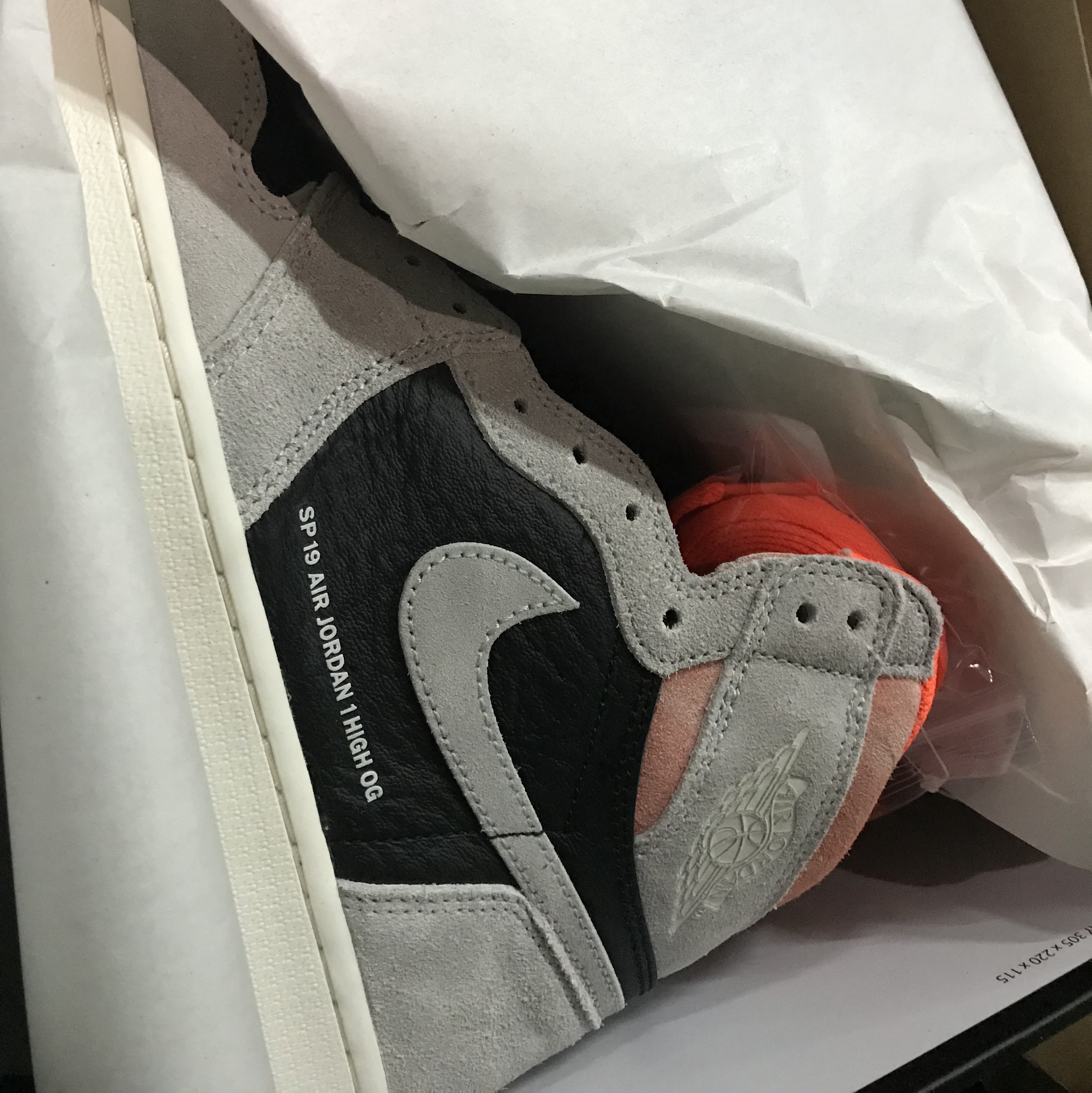 Jordan 1 Retro High Neutral Grey Hyper Crimson 착용 스타일