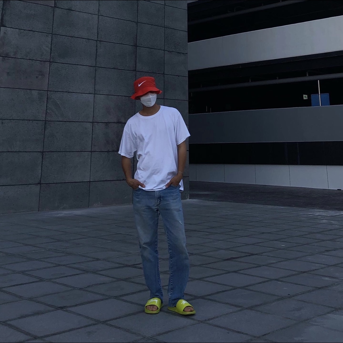 Nike x Stussy Benassi Slide Volt, Nike x Stussy Bucket Hat Habanero Red 착용 스타일