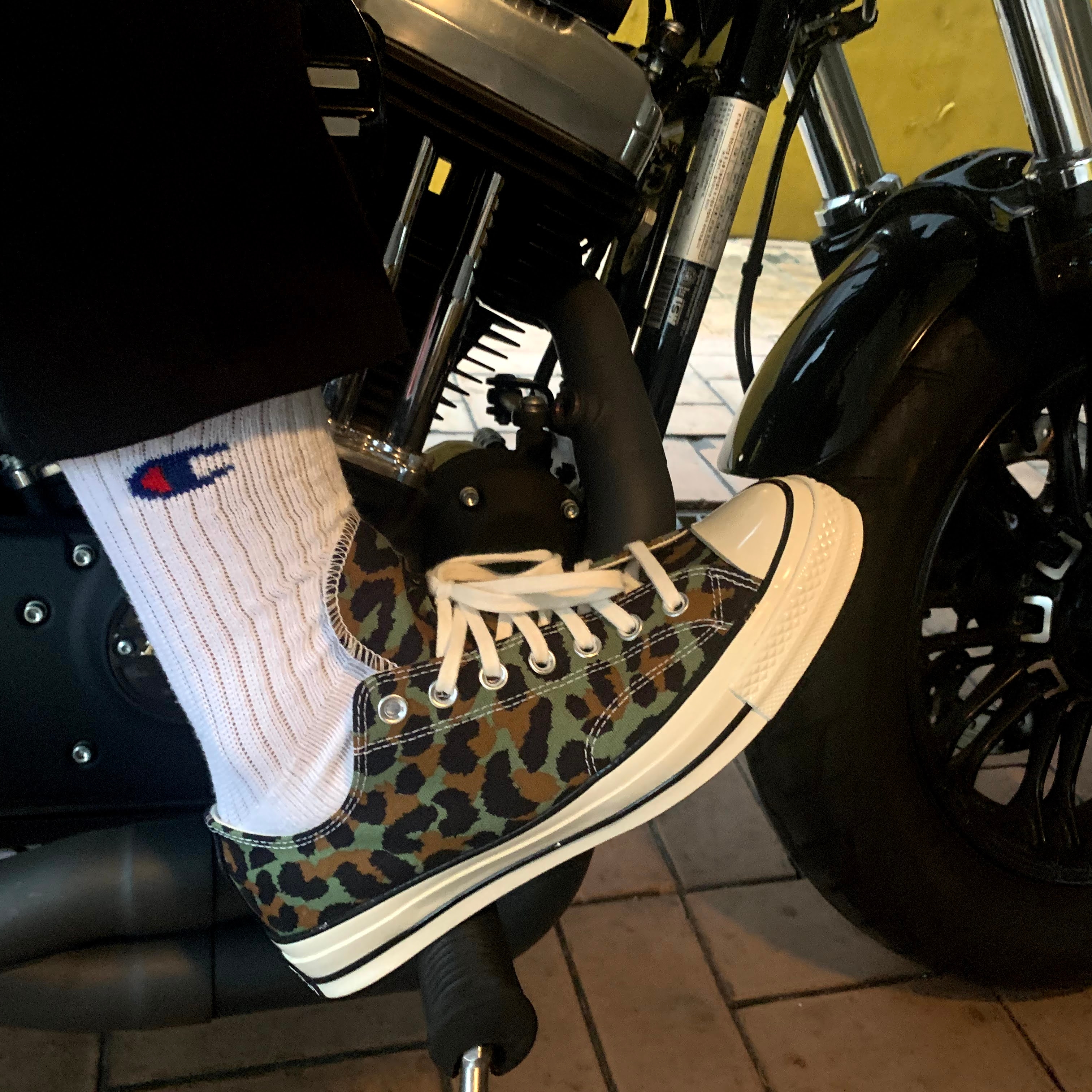 Converse x Invincible x Wacko Maria Chuck 70 Ox Animal Print 착용 스타일 - 1