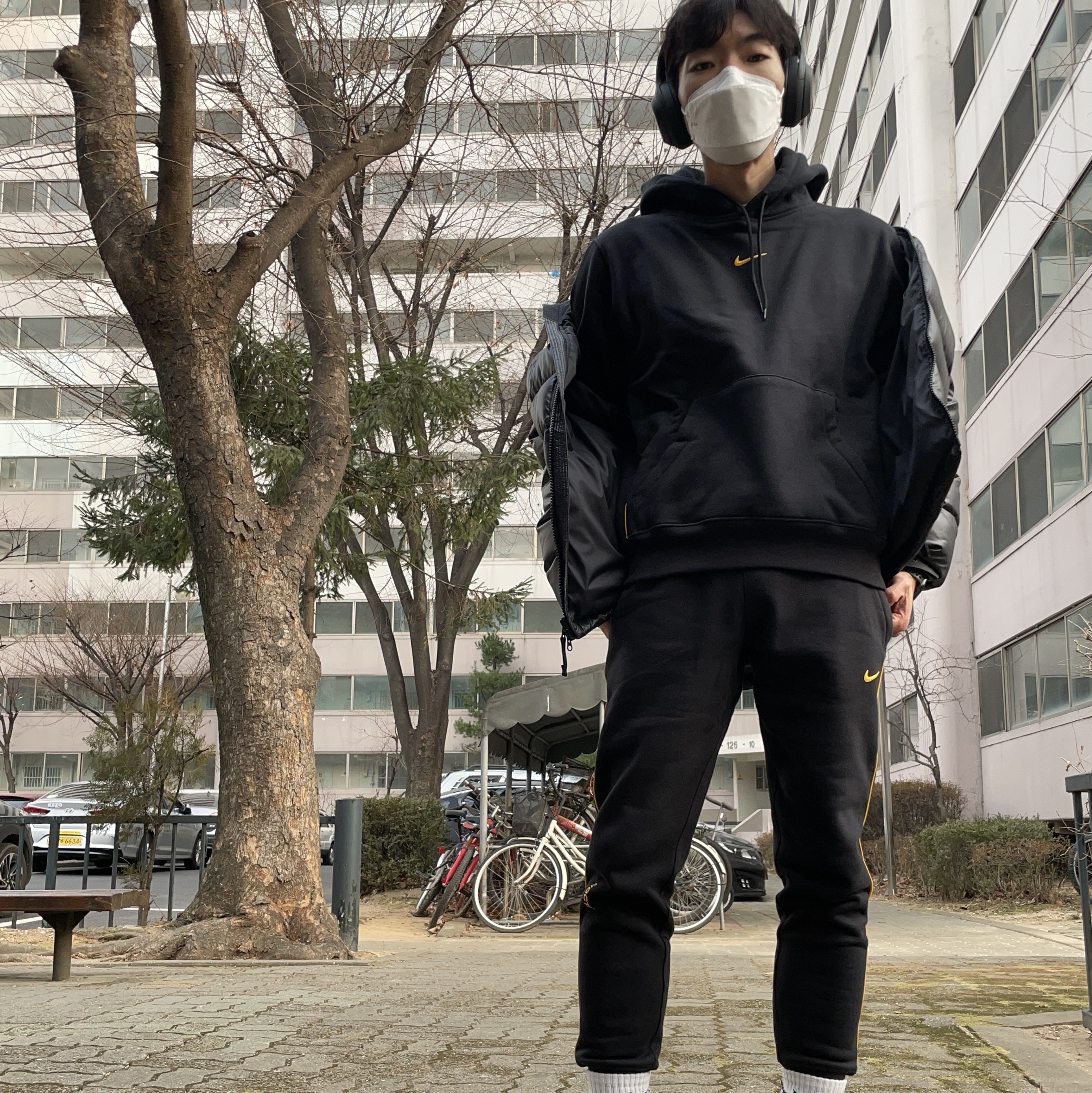Nike x Drake Nocta Puffer Jacket Black - Asia, Nike x Drake Nocta Essential Hoodie Black - Asia 착용 스타일 - 3