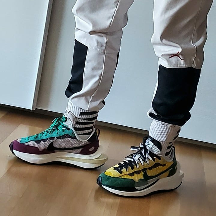 Nike x Sacai VaporWaffle Tour Yellow & Gorge Green Sail, Nike x Sacai VaporWaffle String & Black Villain Red 착용 스타일 - 2