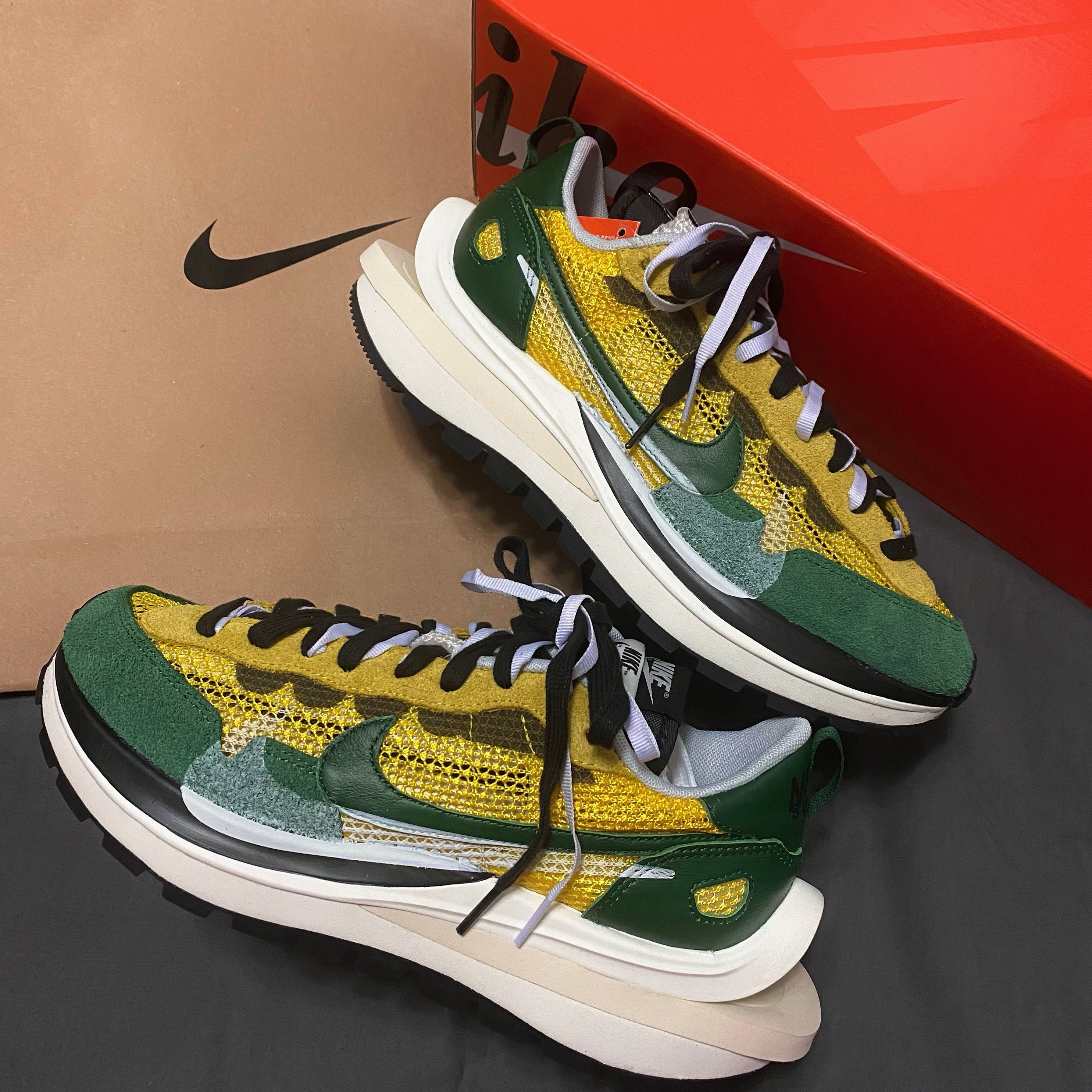 Nike x Sacai VaporWaffle Tour Yellow & Gorge Green Sail 착용 스타일
