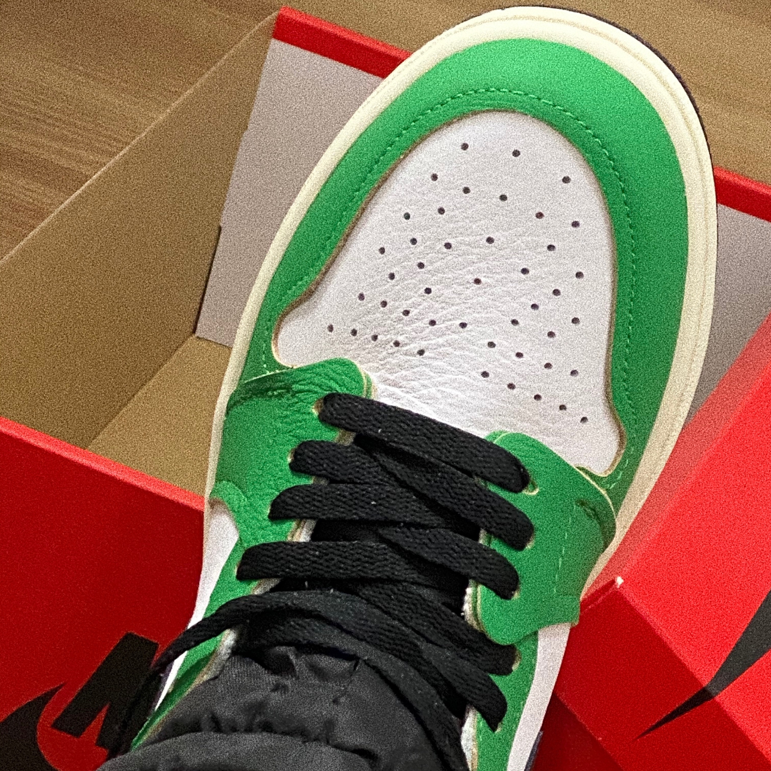 (W) Jordan 1 Retro High OG Lucky Green 착용 스타일 - 2