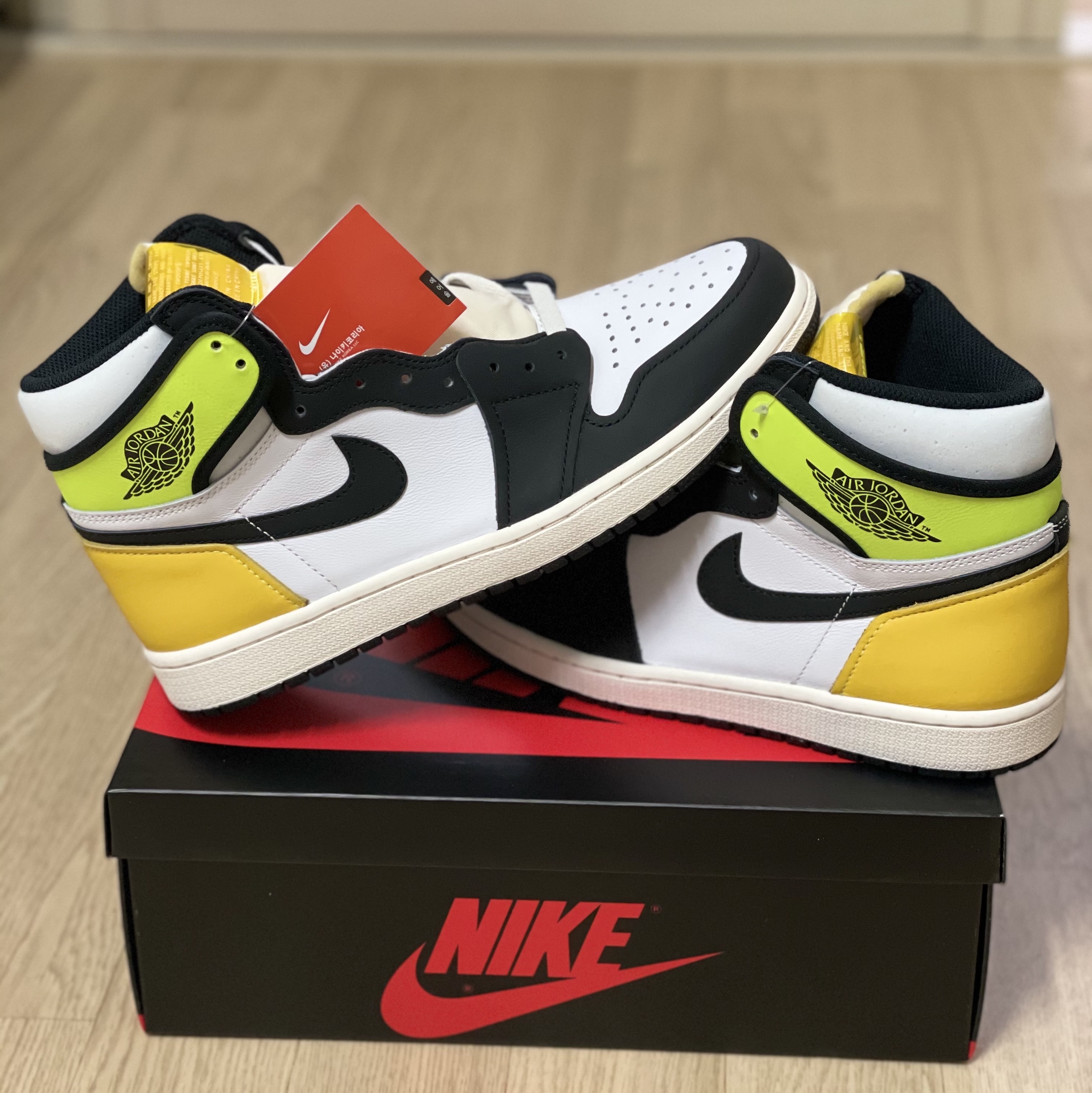Jordan 1 Retro High OG Volt Gold 착용 스타일 - 3