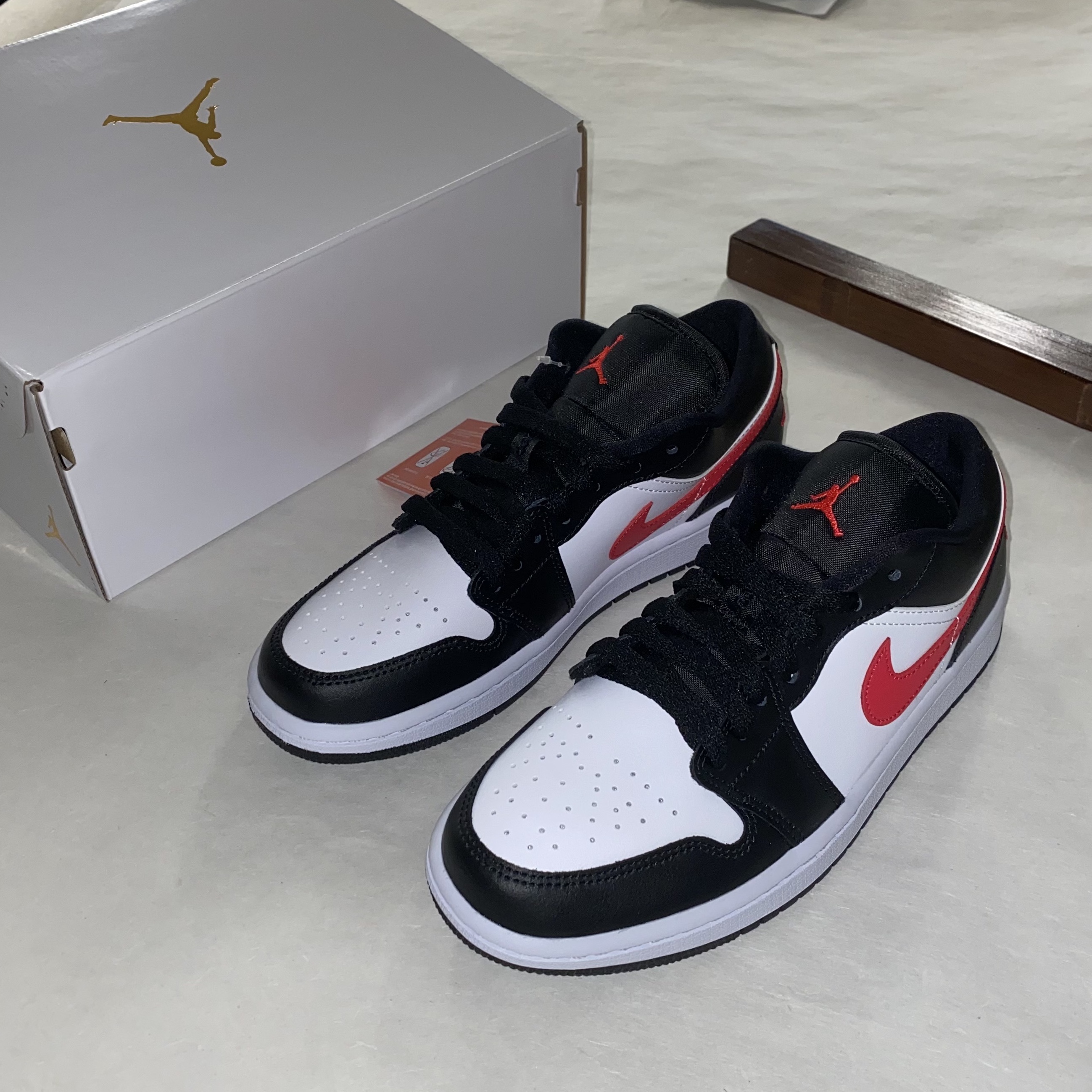 (W) Jordan 1 Low Black Siren Red 착용 스타일