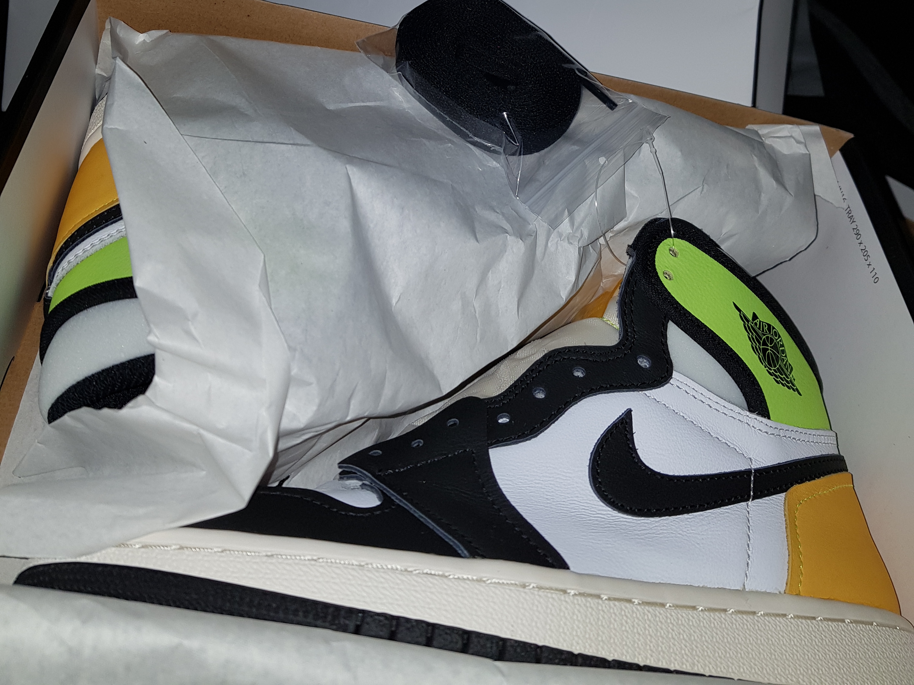 Jordan 1 Retro High OG Volt Gold 착용 스타일 - 2