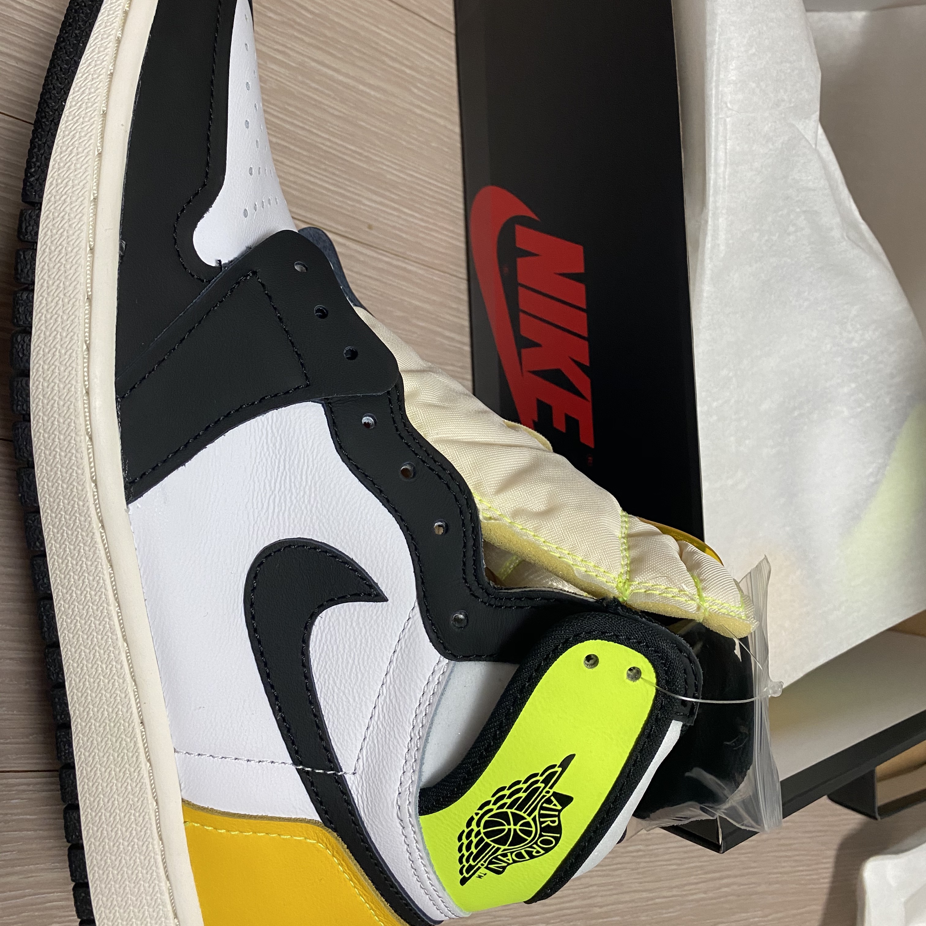 Jordan 1 Retro High OG Volt Gold 착용 스타일