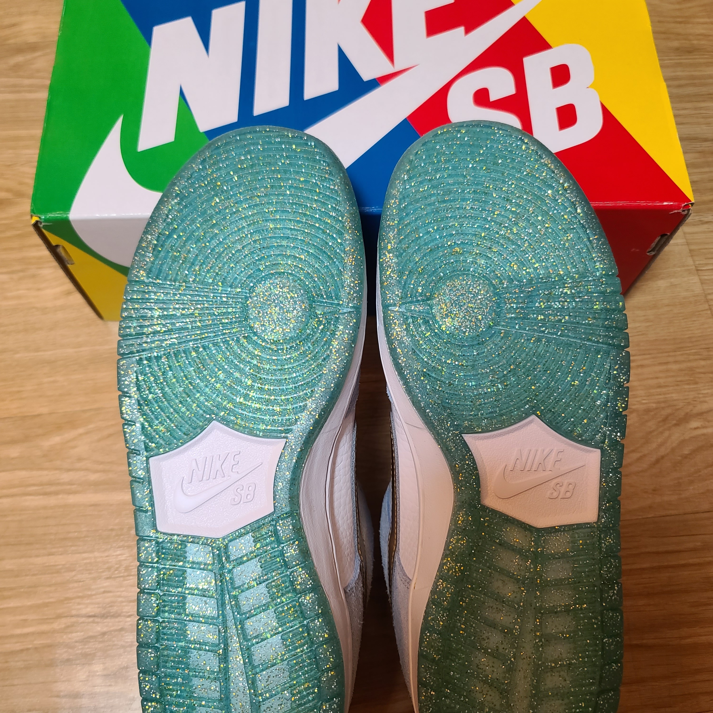 Nike x Sean Cliver SB Dunk Low Holiday Special 착용 스타일 - 3