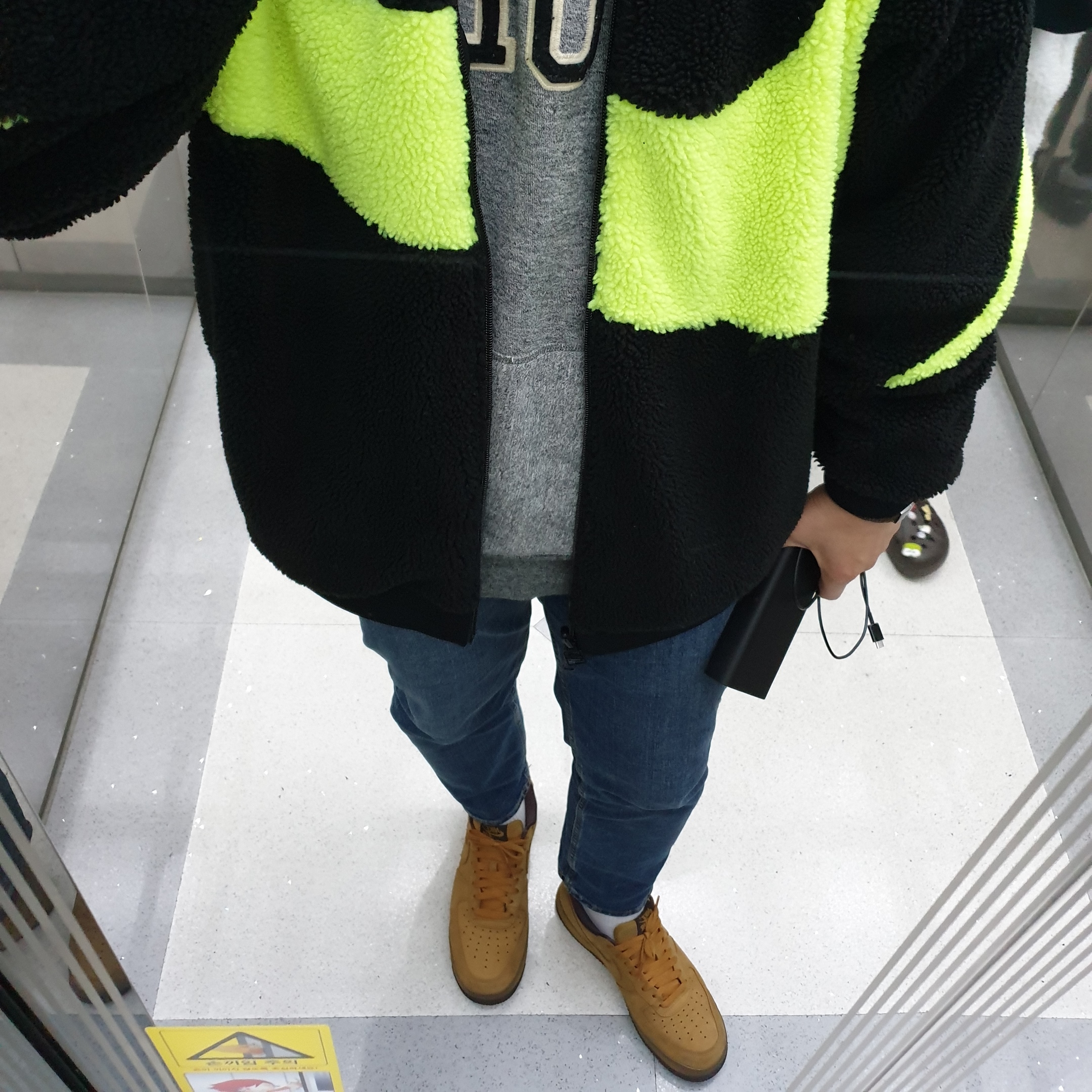Nike Big Swoosh Full Zip Jacket Black Volt, Nike Air Force 1 Low Retro SP Wheat Mocha 착용 스타일