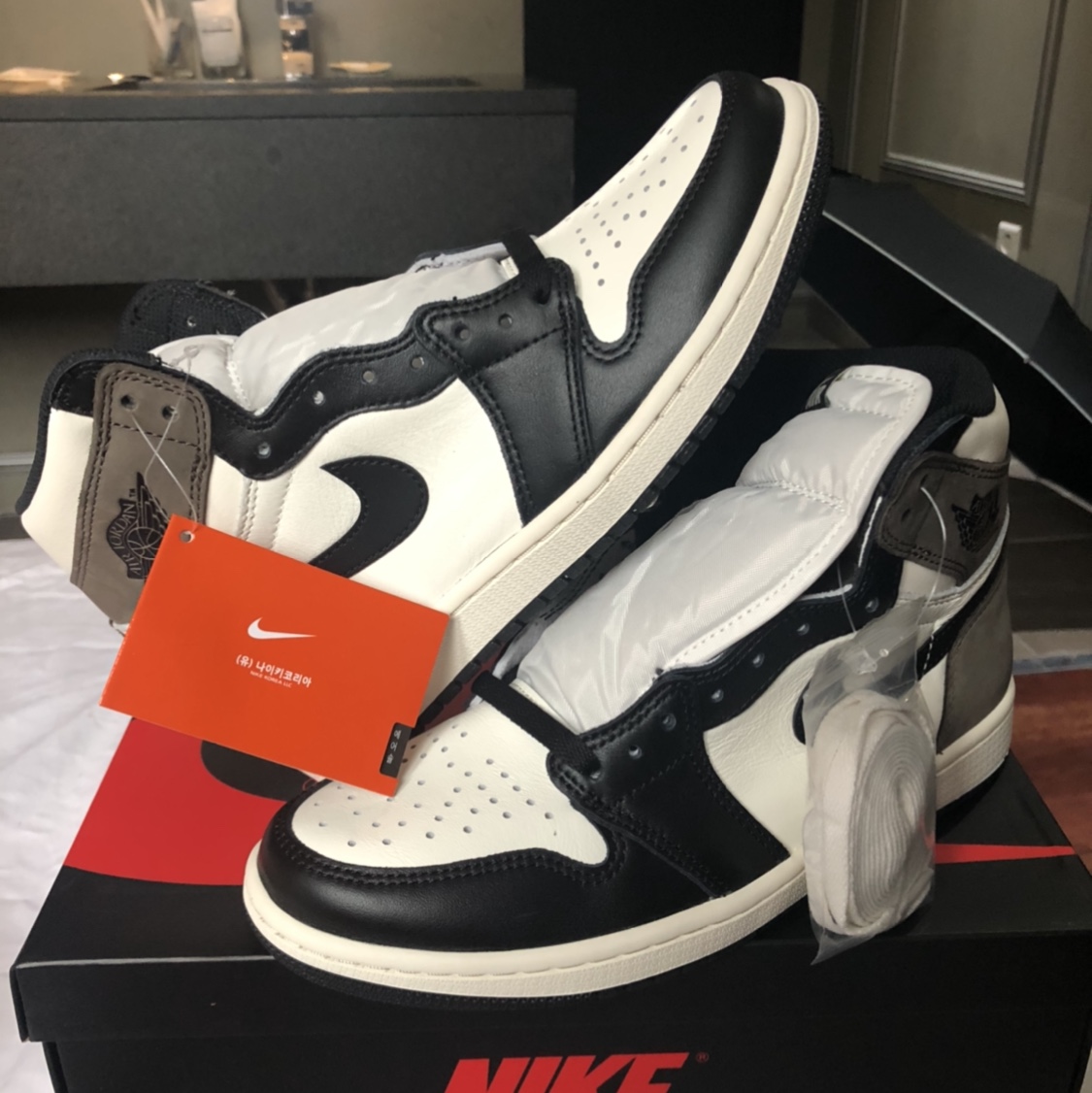 Jordan 1 Retro High OG Black Mocha 착용 스타일