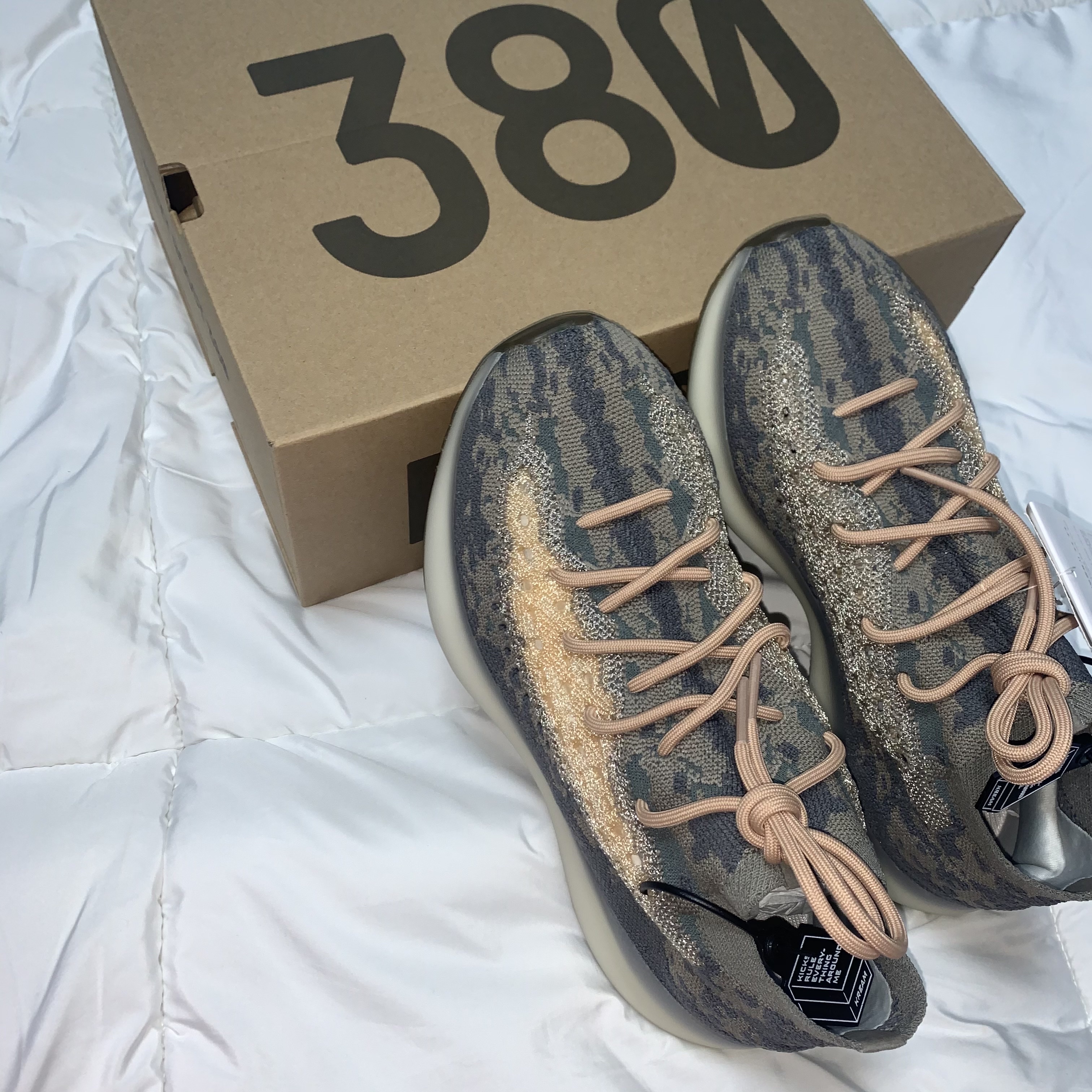 Adidas Yeezy Boost 380 Mist - Non-Reflective 착용 스타일 - 3