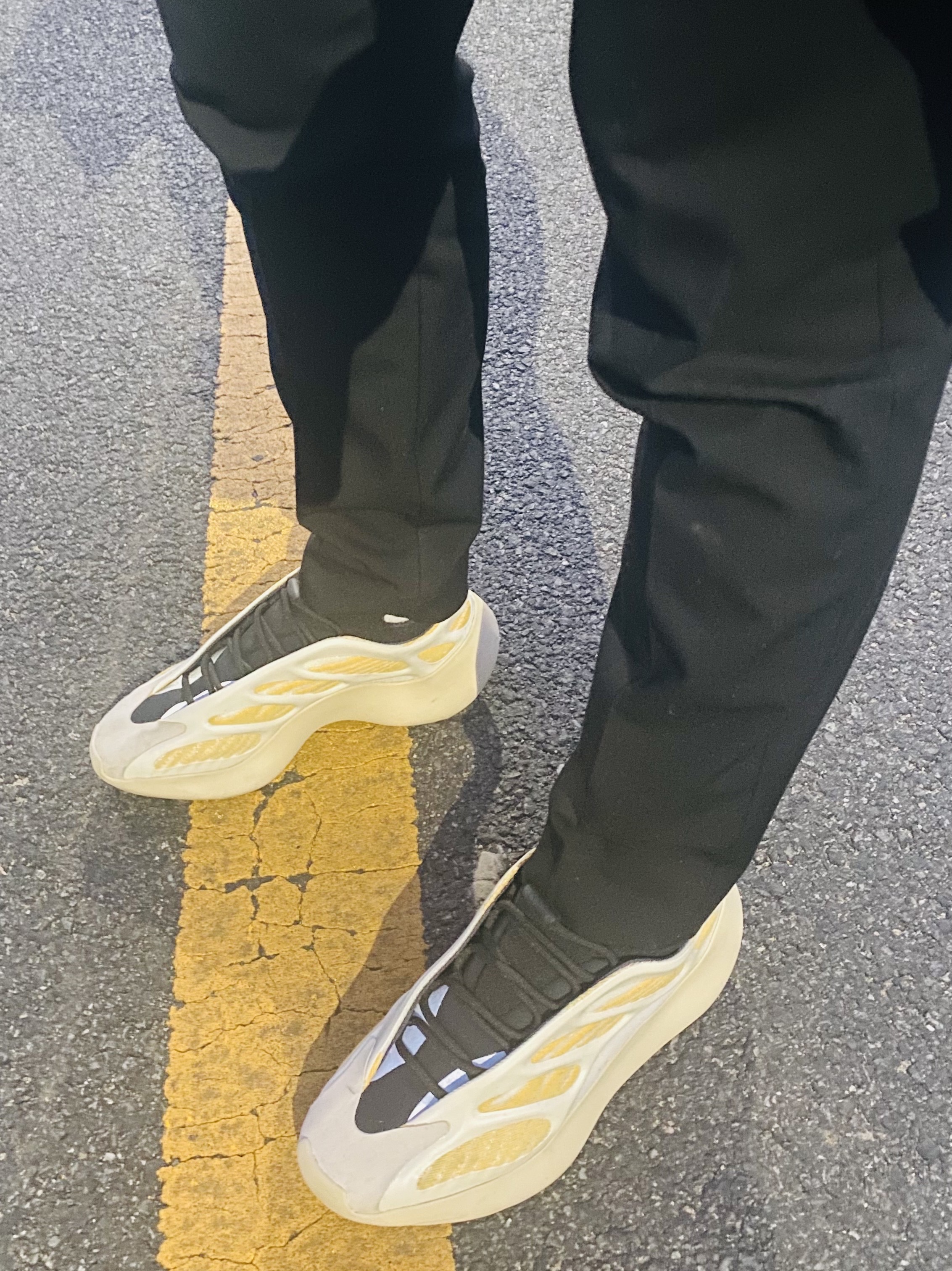 Adidas Yeezy 700 V3 Safflower 착용 스타일