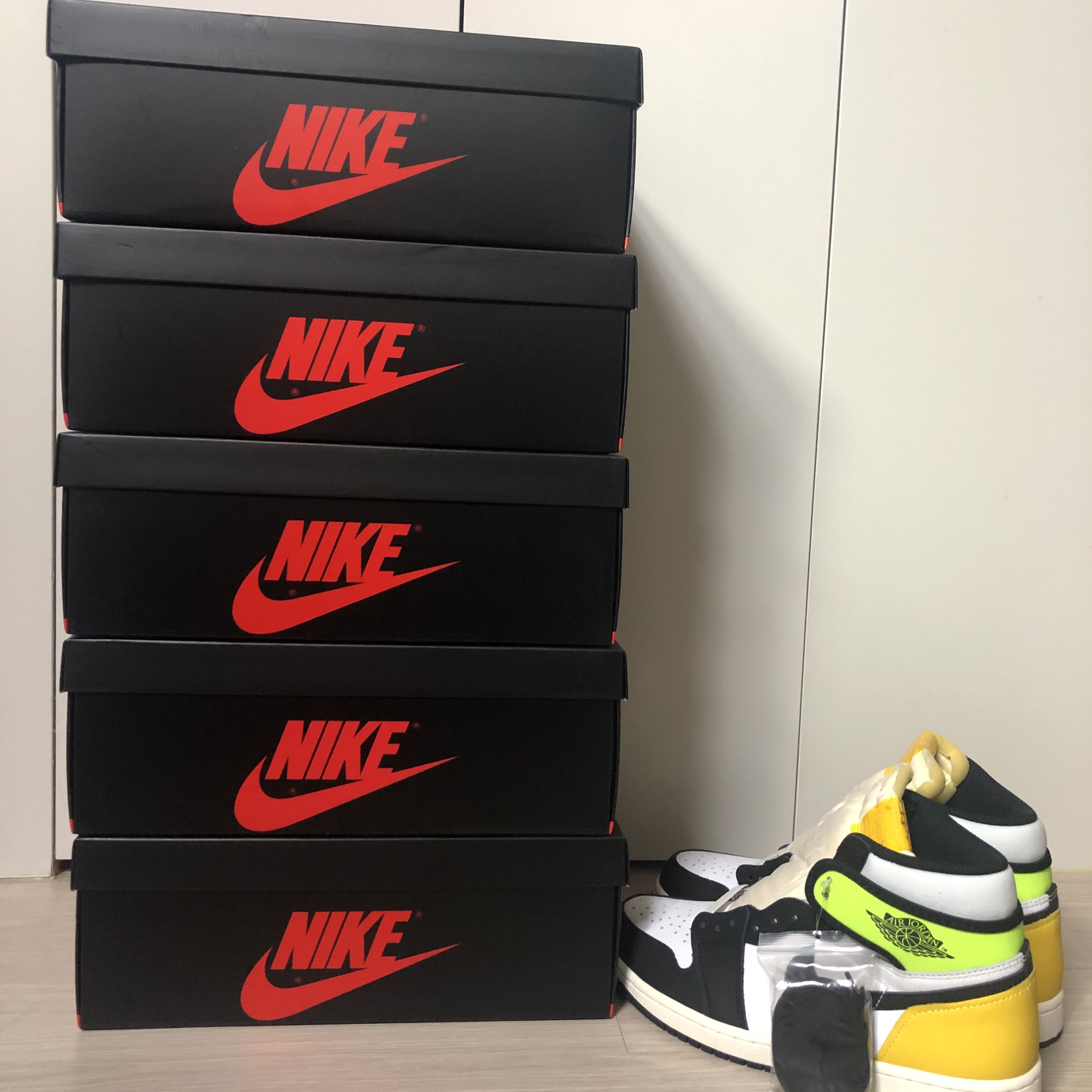 Jordan 1 Retro High OG Volt Gold 착용 스타일