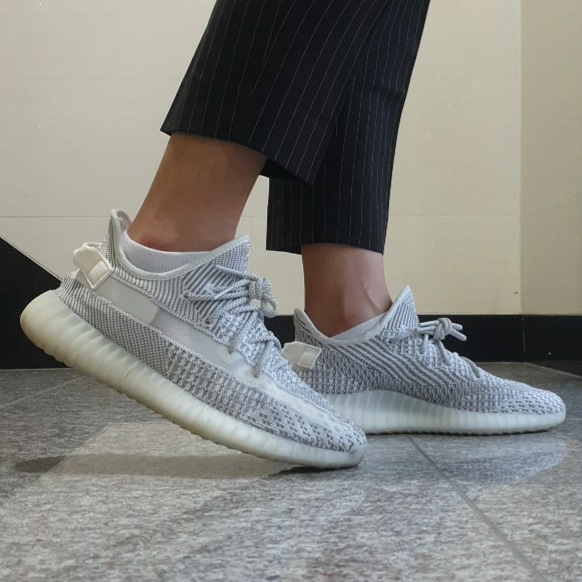 Adidas Yeezy Boost 350 V2 Static - Non-Reflective 2018 착용 스타일