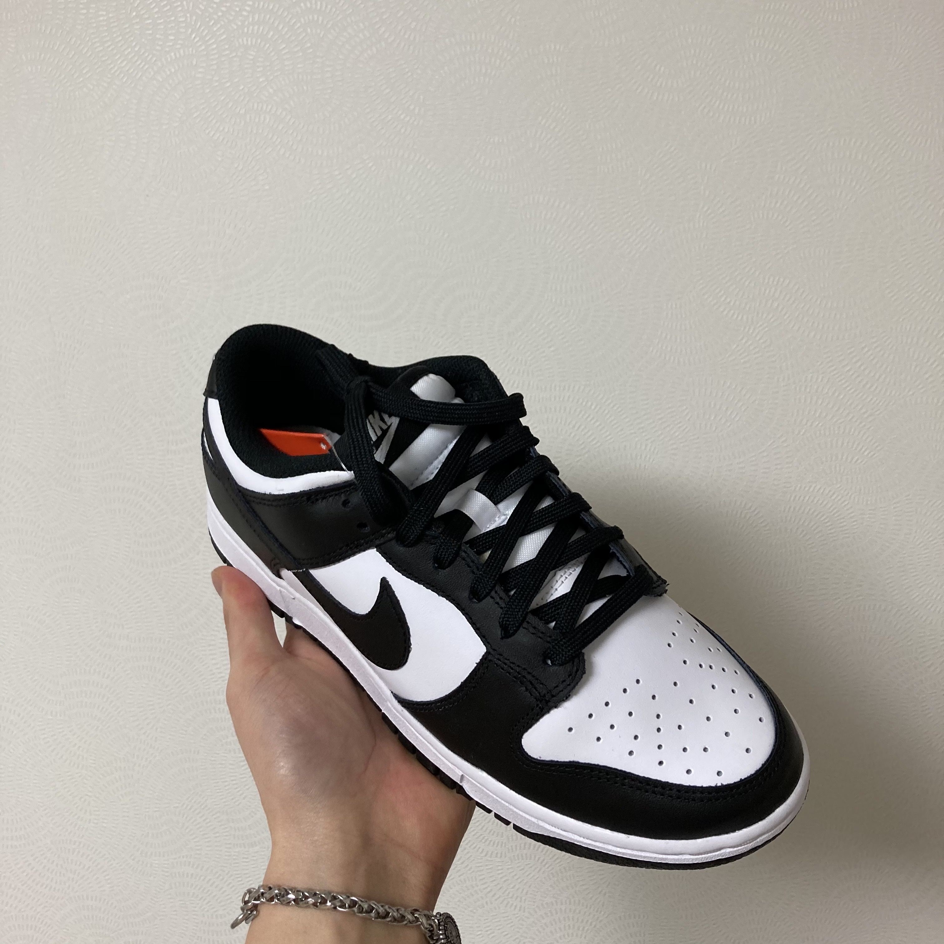(W) Nike Dunk Low Black 착용 스타일 - 2