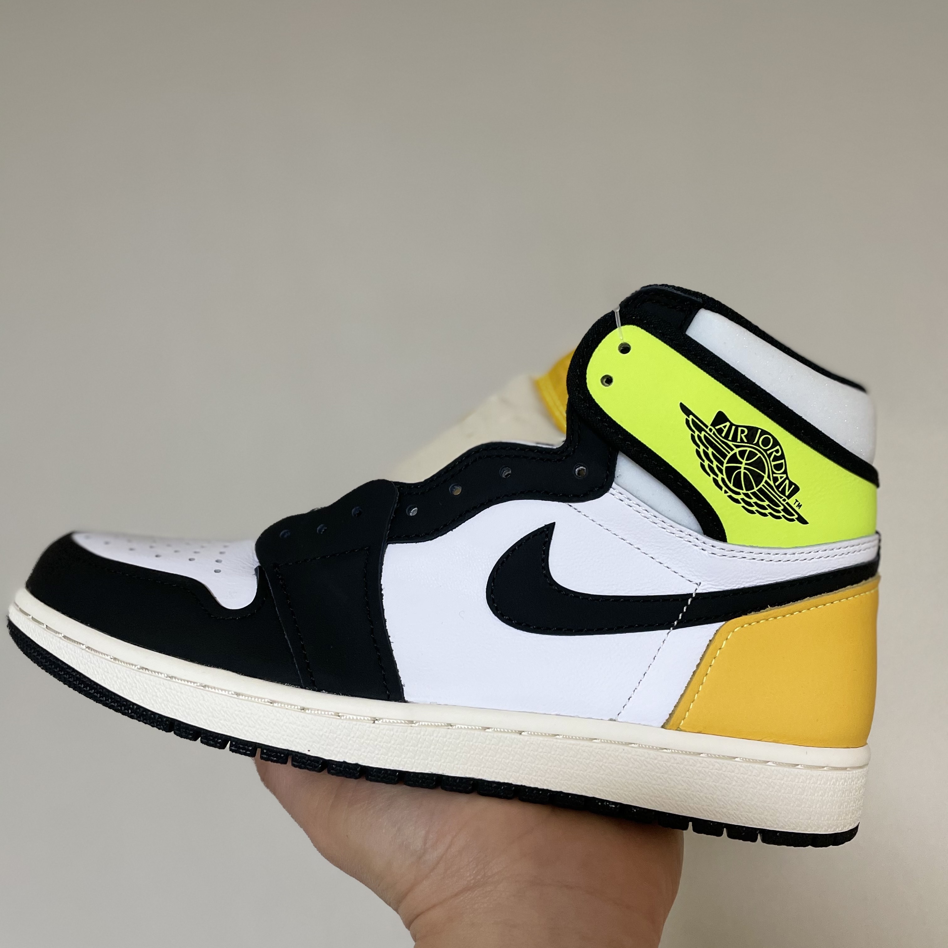 Jordan 1 Retro High OG Volt Gold 착용 스타일 - 1